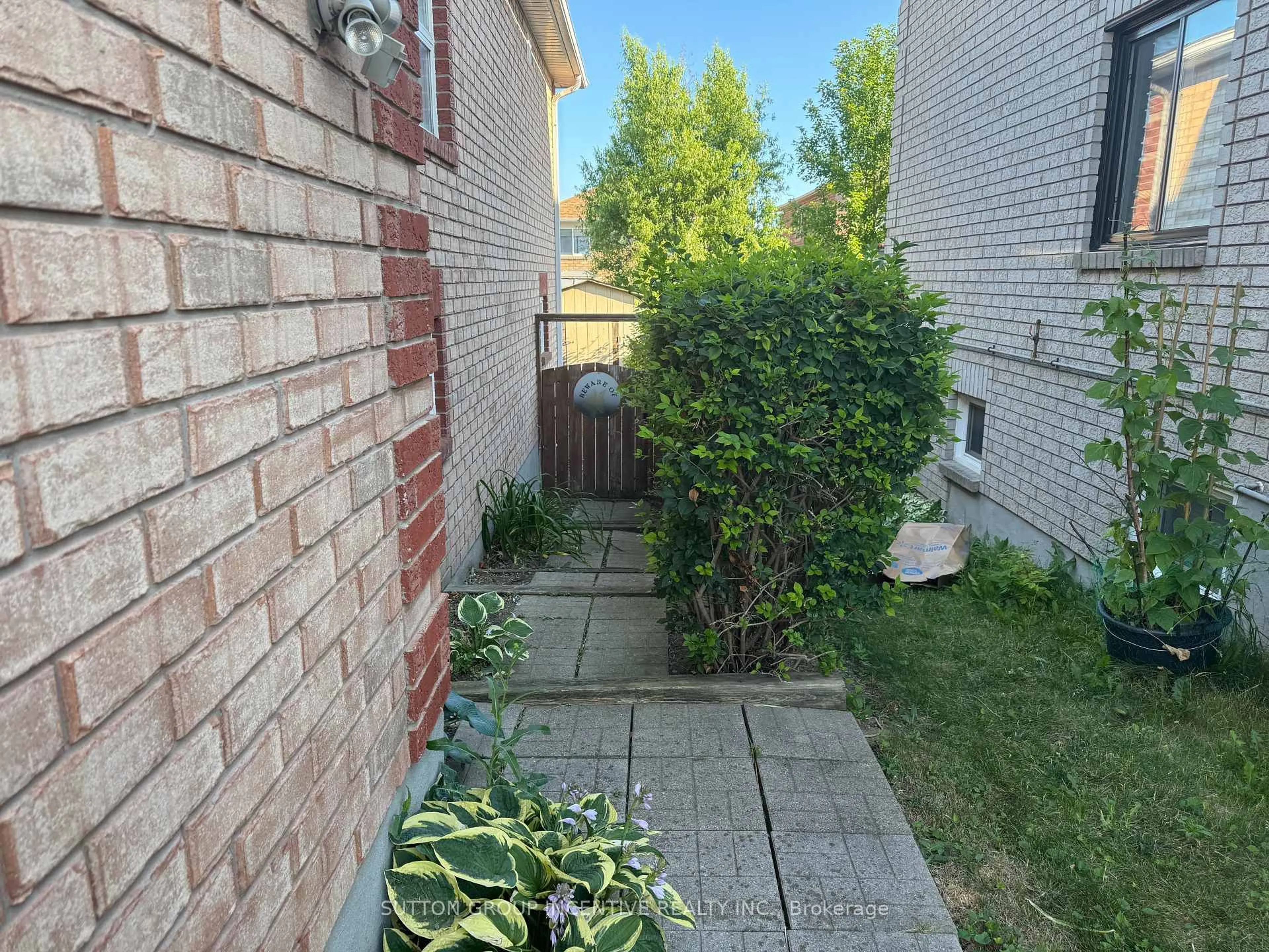 A pic from outside/outdoor area/front of a property/back of a property/a pic from drone, street for 136 Nathan Cres, Barrie Ontario L4N 0S6