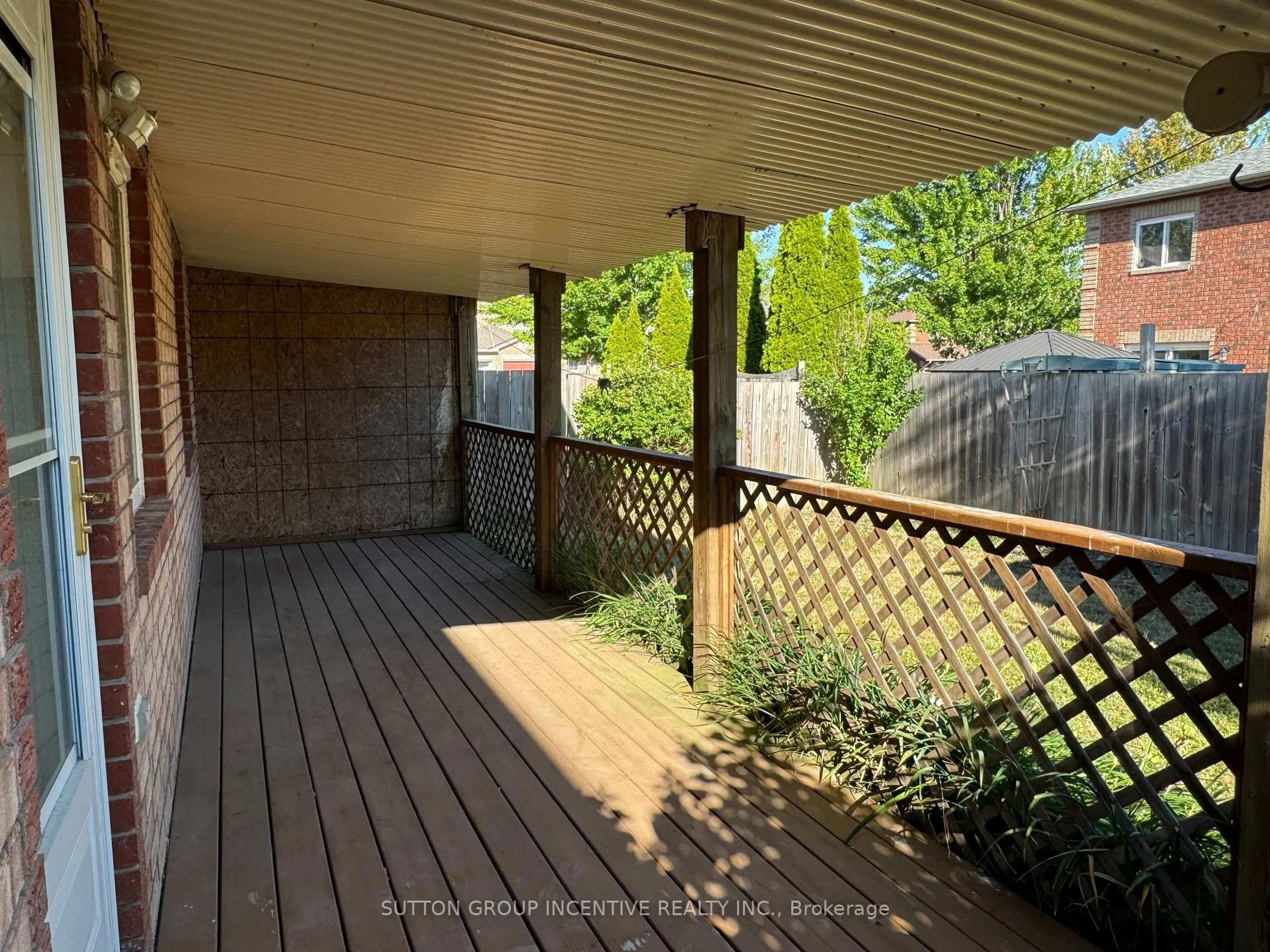 Patio, street for 136 Nathan Cres, Barrie Ontario L4N 0S6