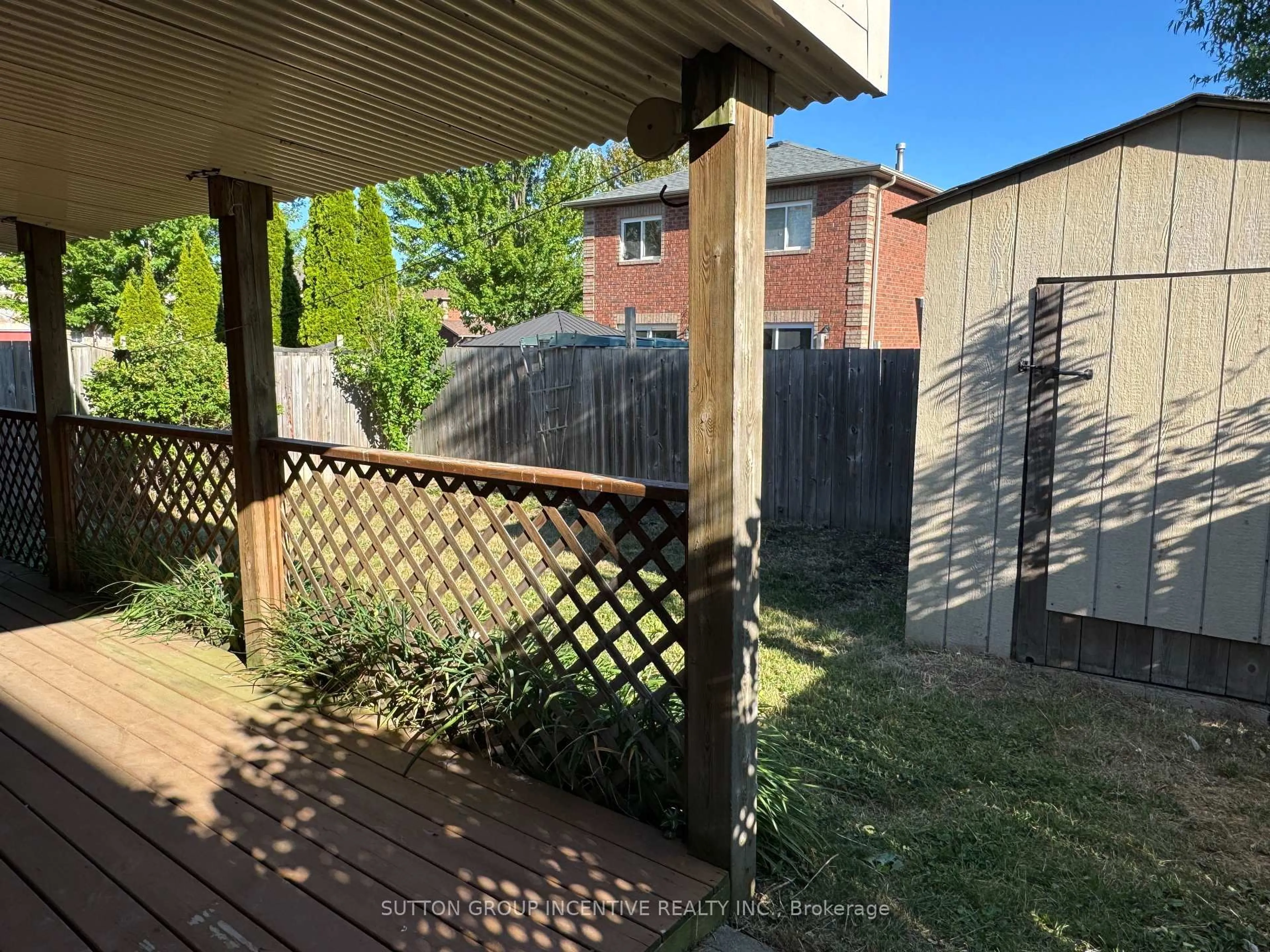 A pic from outside/outdoor area/front of a property/back of a property/a pic from drone, street for 136 Nathan Cres, Barrie Ontario L4N 0S6