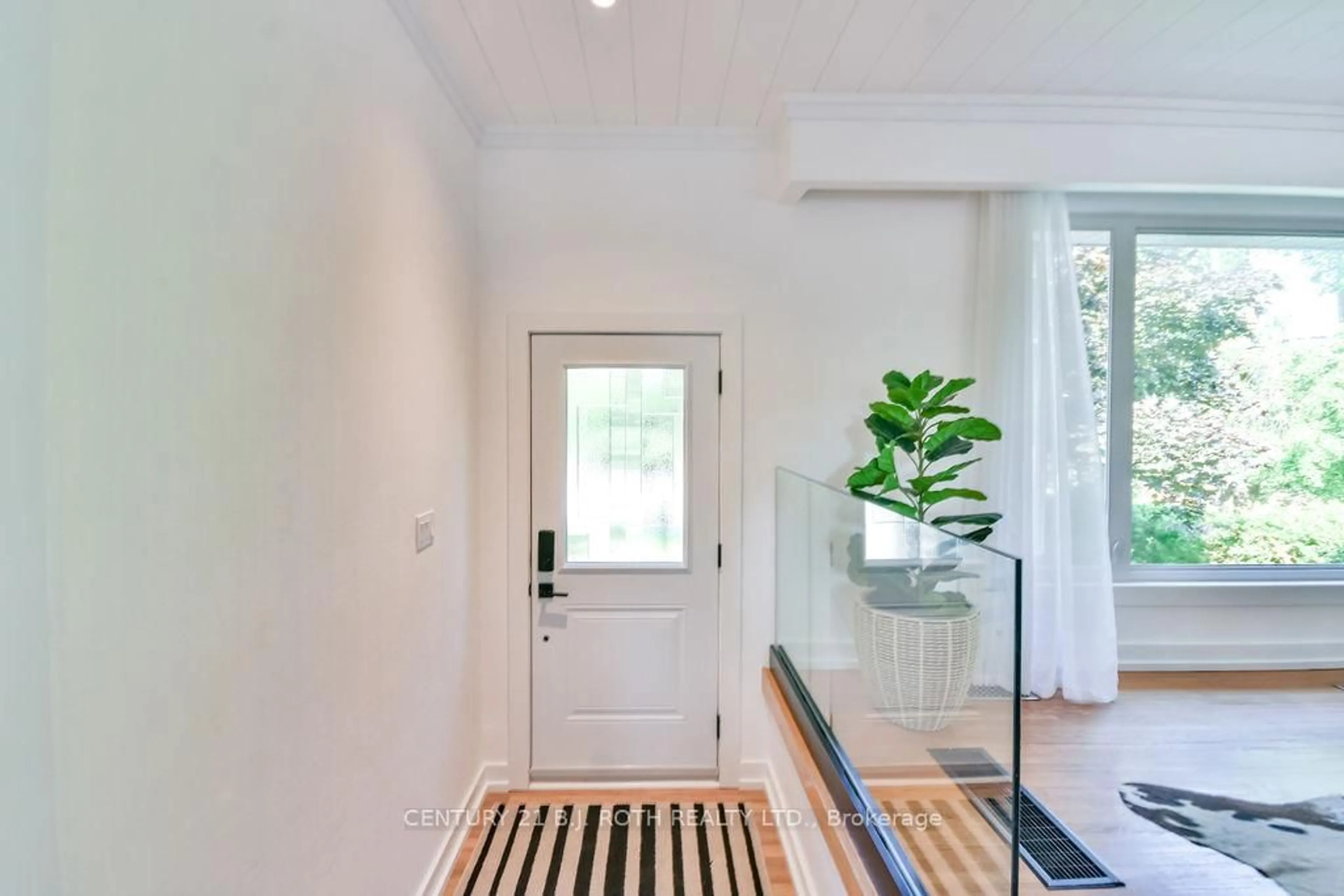 Indoor entryway for 58 Marion Cres, Barrie Ontario L4M 2L3