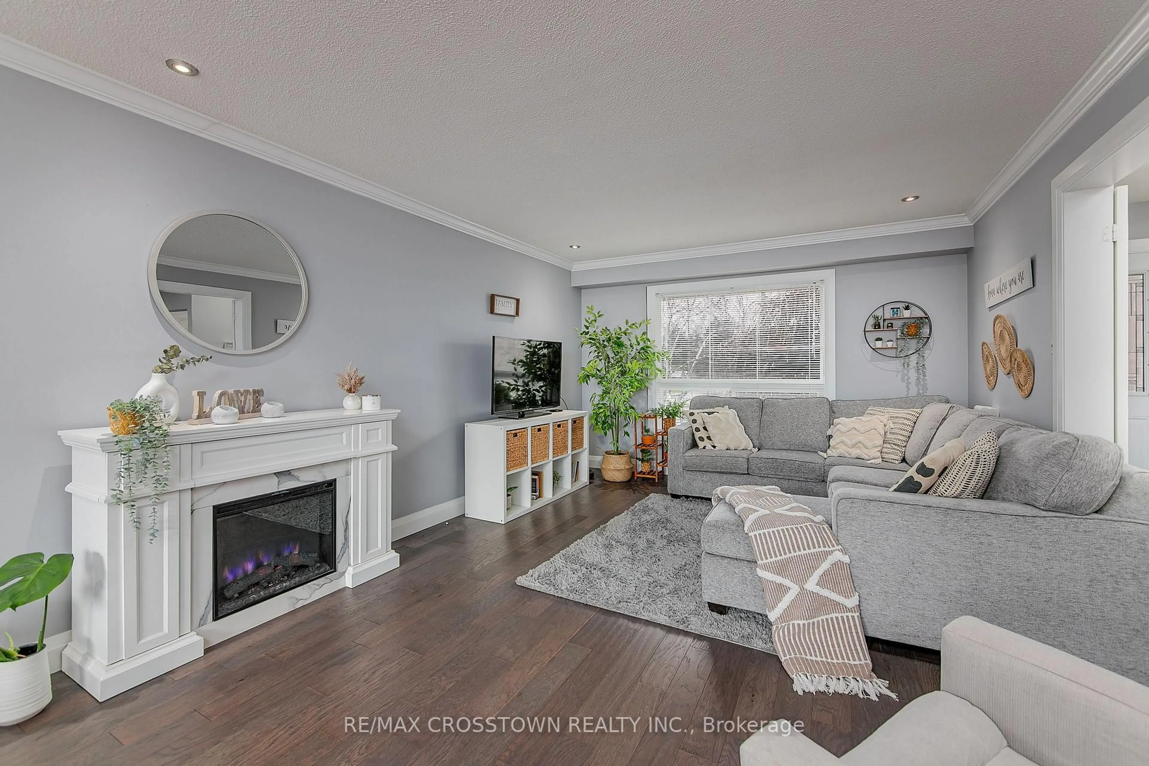 Living room with furniture, wood/laminate floor for 9 Patterson Pl, Barrie Ontario L4N 7G9