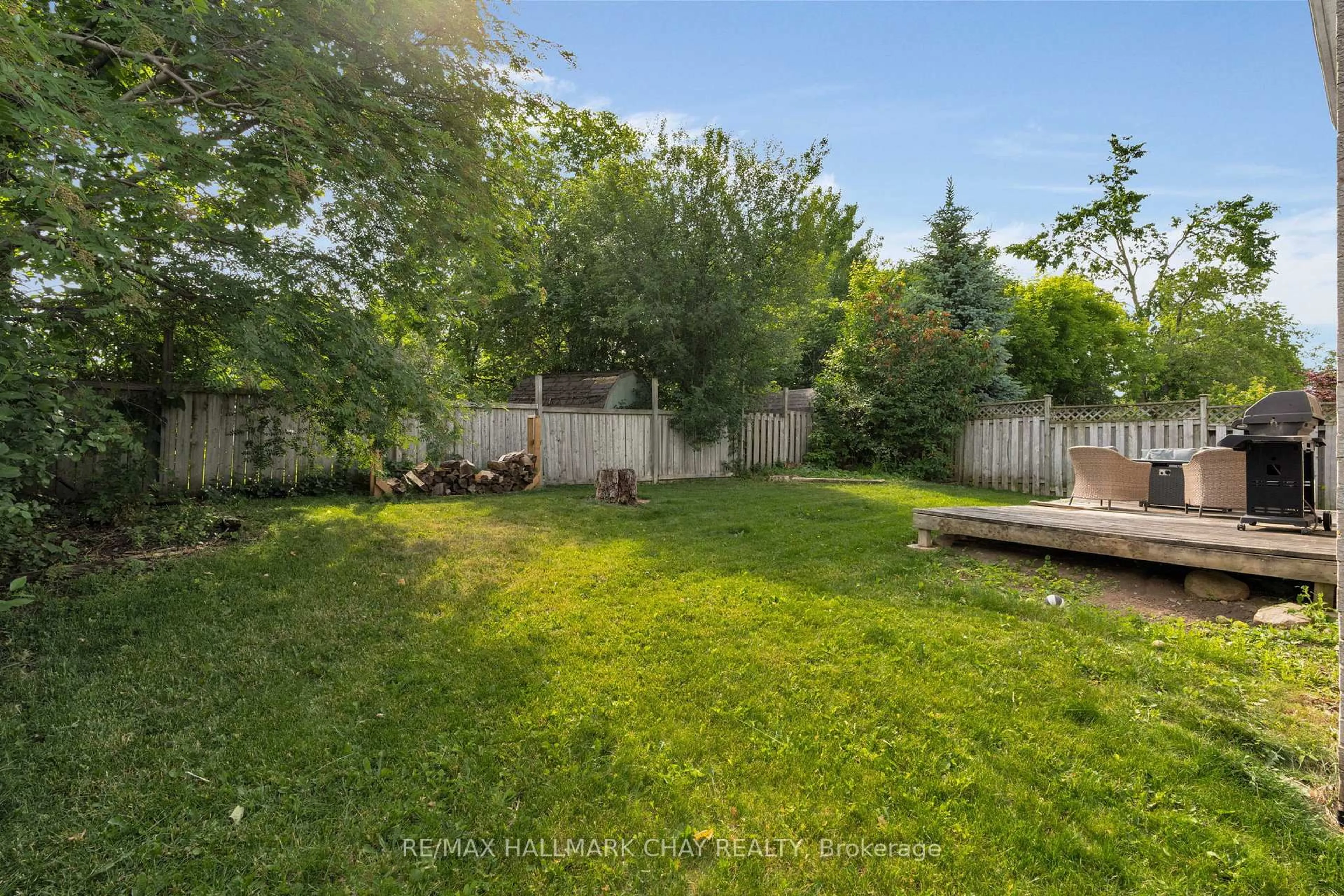 Patio, unknown for 28 Draper Cres, Barrie Ontario L4N 6B1