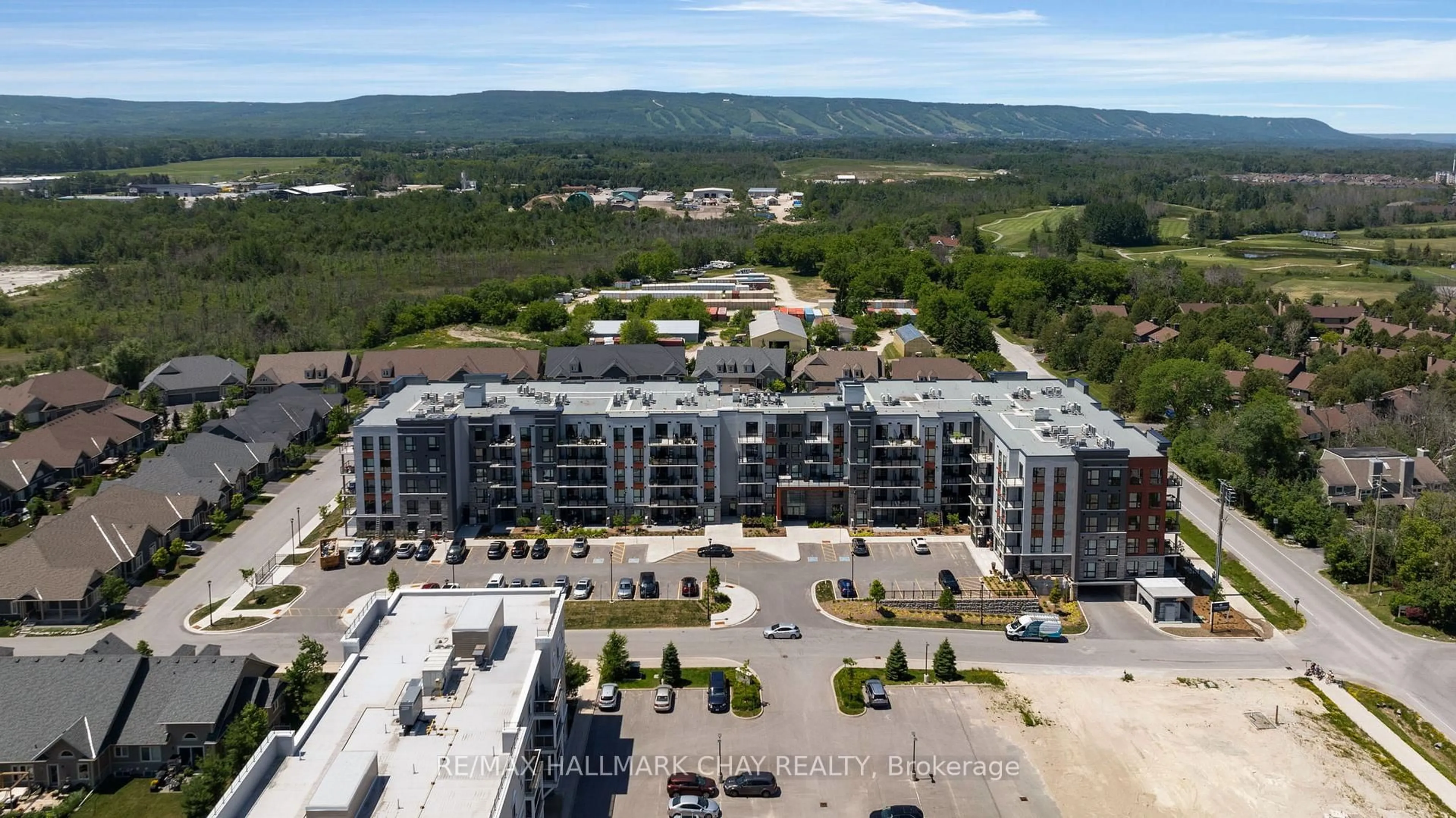 A pic from outside/outdoor area/front of a property/back of a property/a pic from drone, mountain view for 4 Kimberly Lane #224, Collingwood Ontario L9Y 5T6