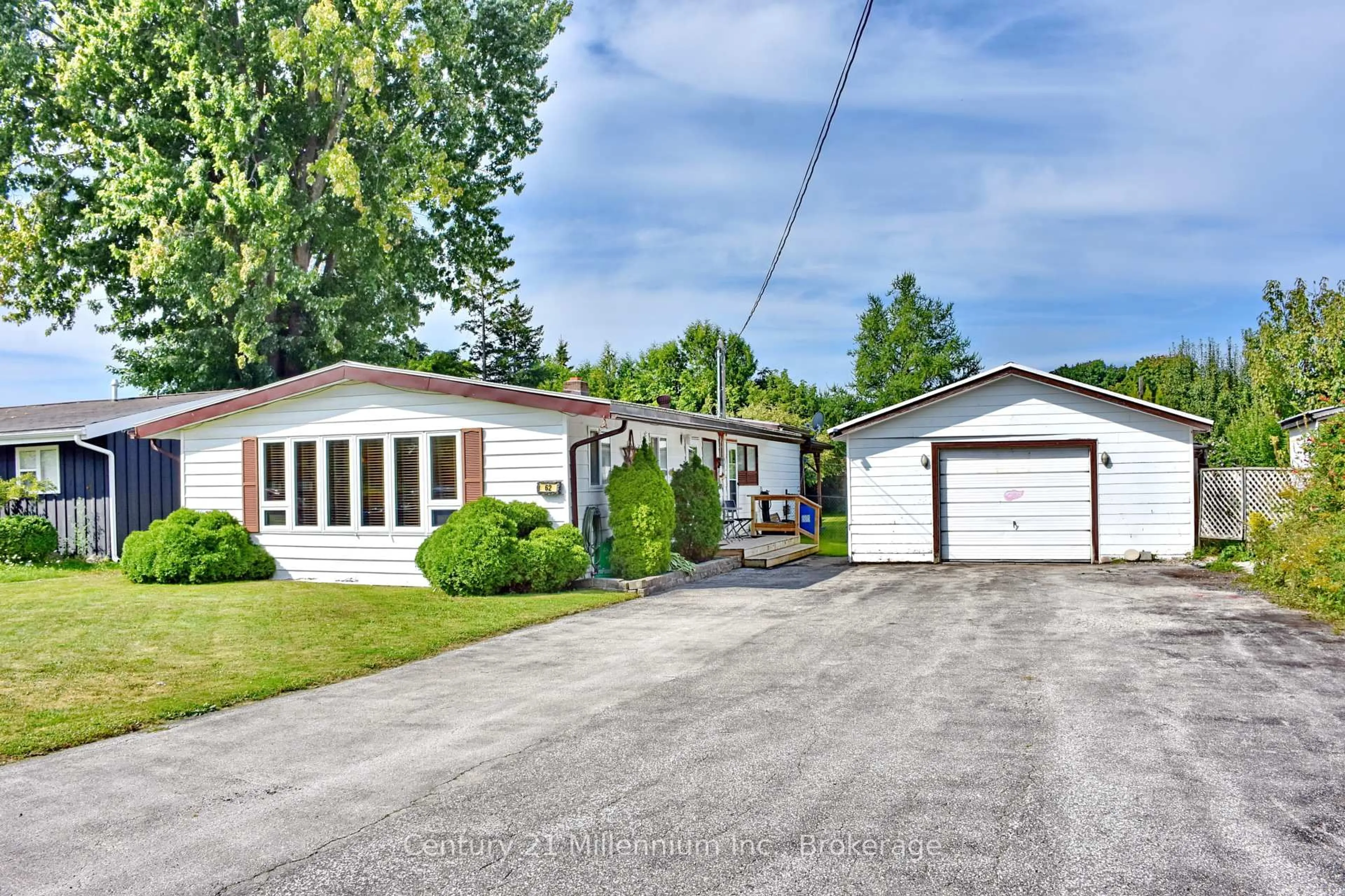 Home with vinyl exterior material, street for 62 Katherine St, Collingwood Ontario L9Y 3R4