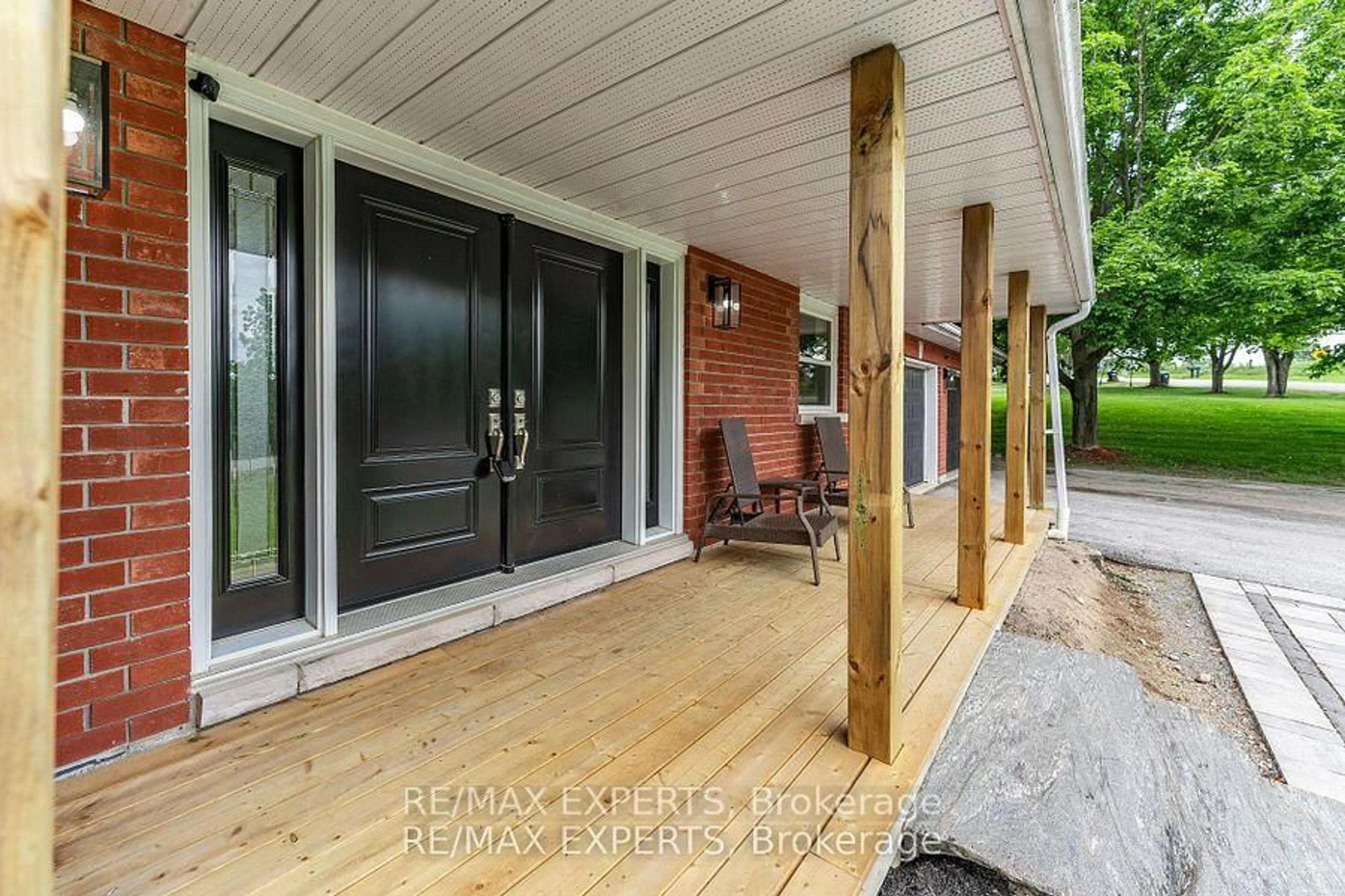 Indoor entryway for 602 Scarlett Line, Springwater Ontario L4R 4K3