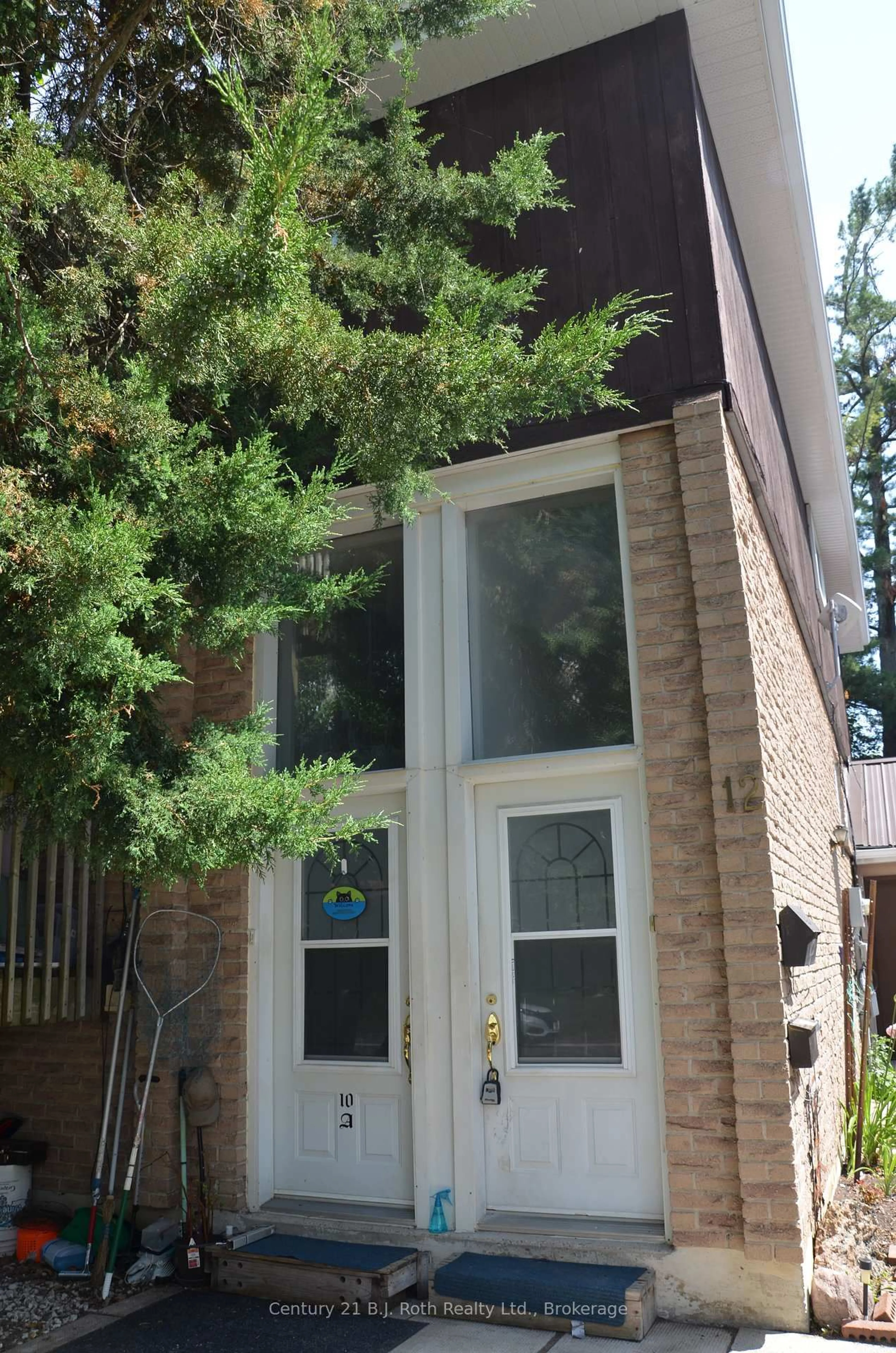 Home with vinyl exterior material, street for 12 King's Crt, Orillia Ontario L3V 6S4