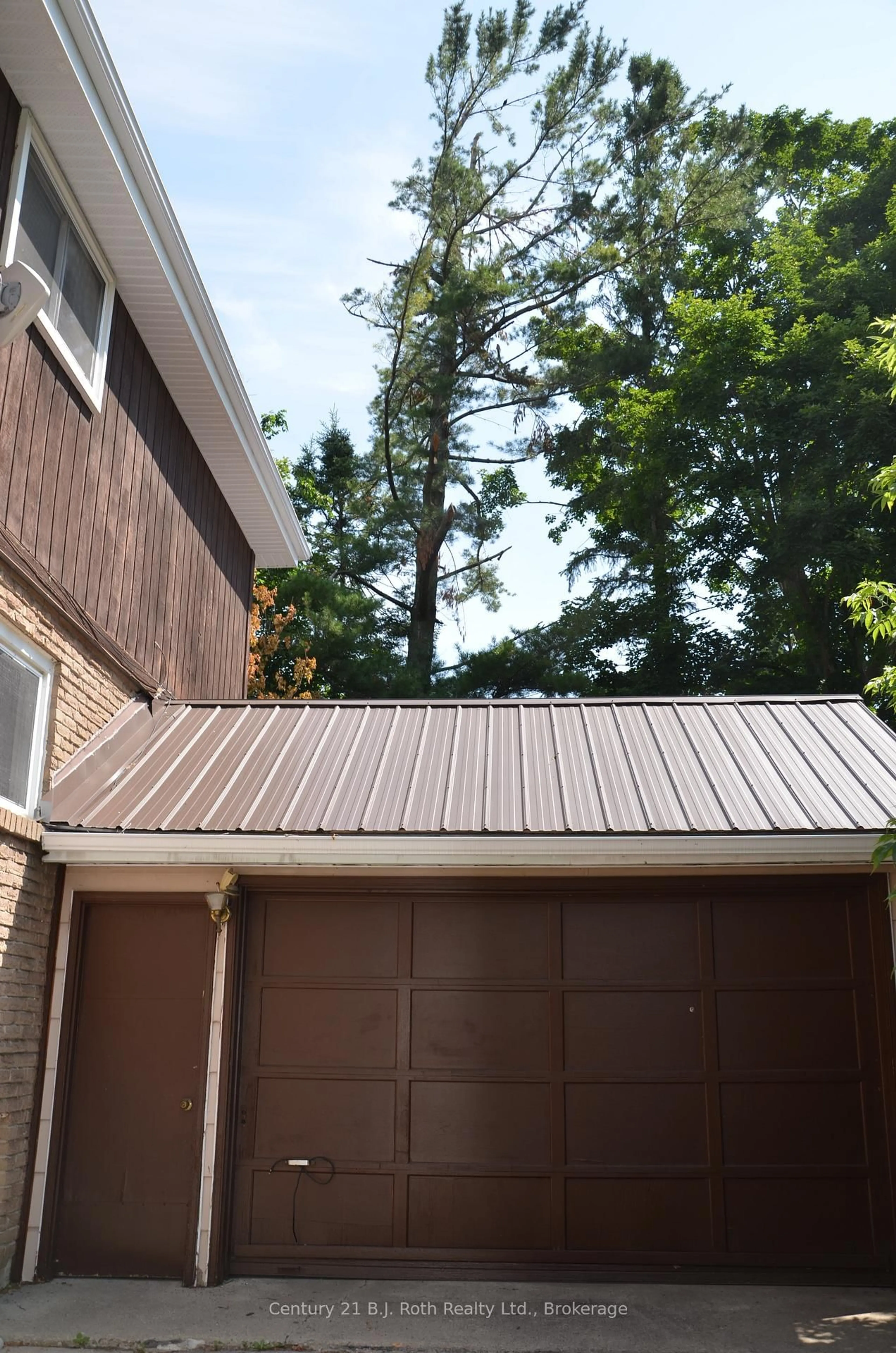 Home with vinyl exterior material, street for 12 King's Crt, Orillia Ontario L3V 6S4