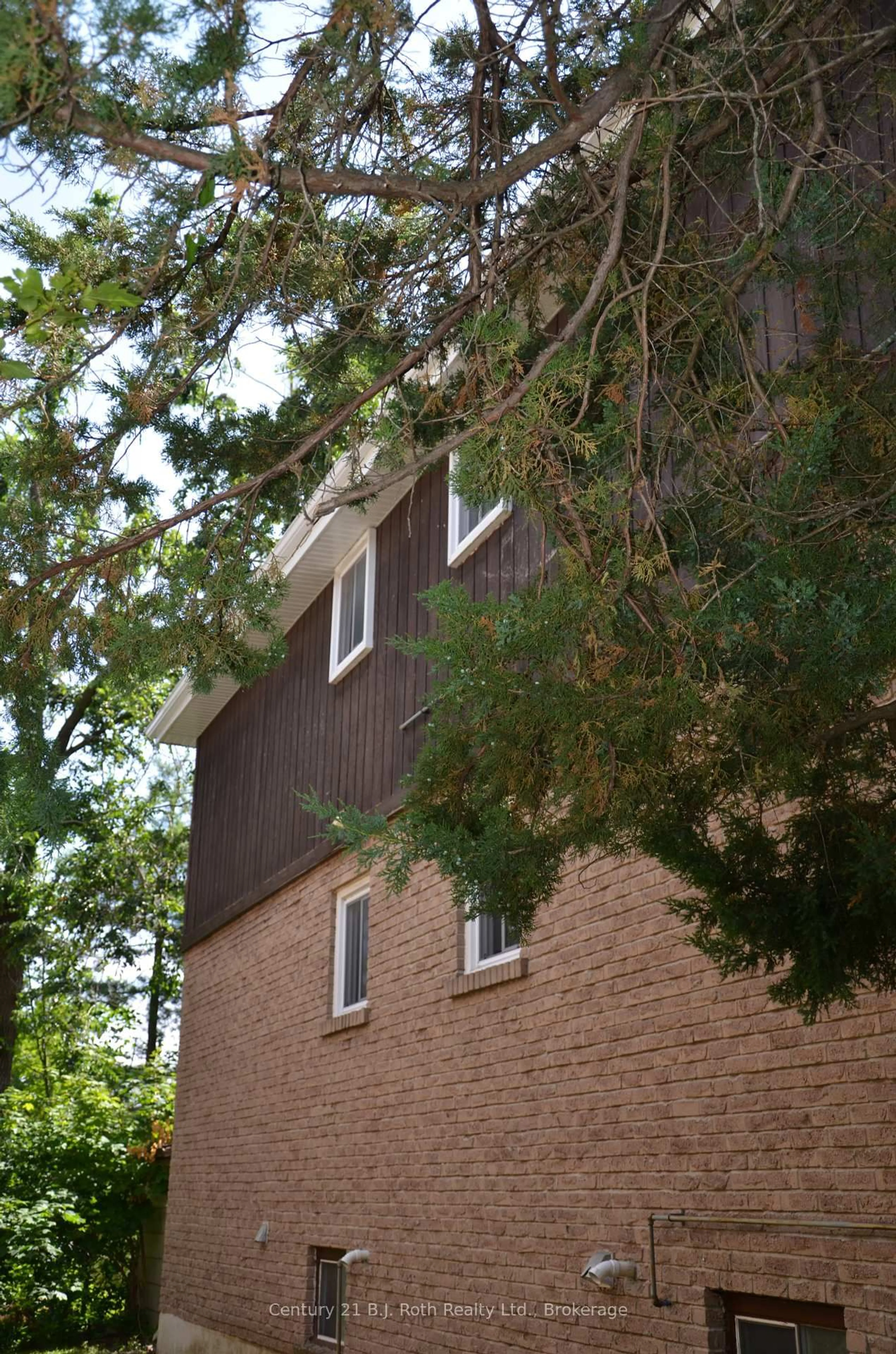 Home with brick exterior material, building for 12 King's Crt, Orillia Ontario L3V 6S4