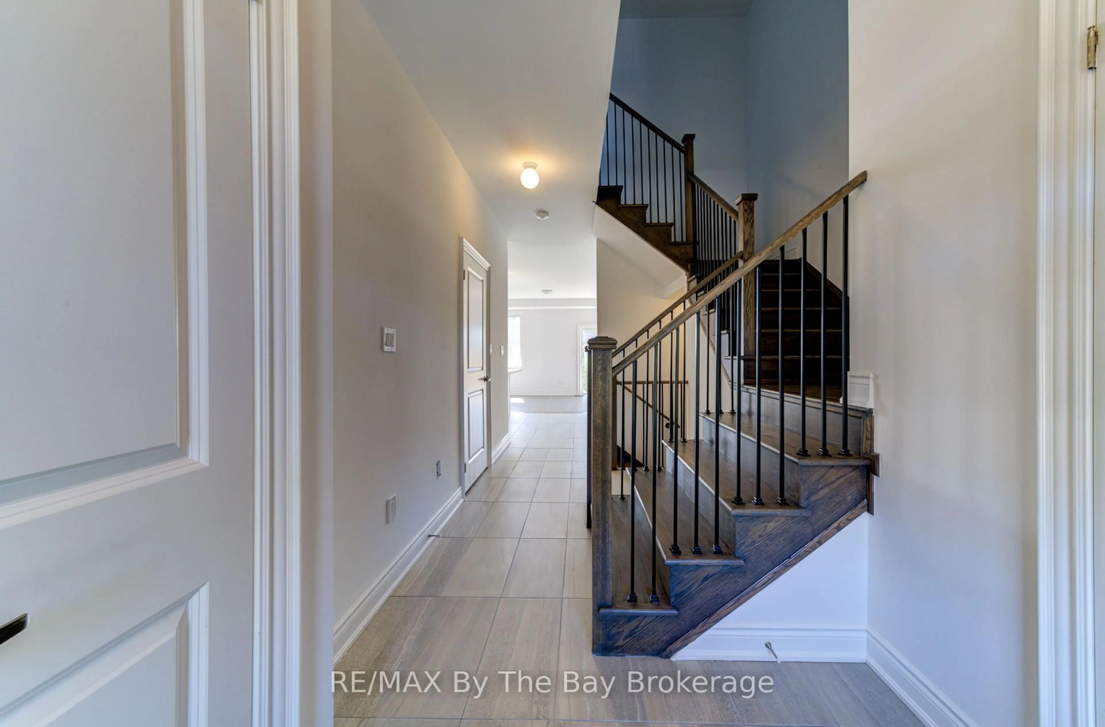 Indoor entryway for 42 Lisa St, Wasaga Beach Ontario L9Z 1J9