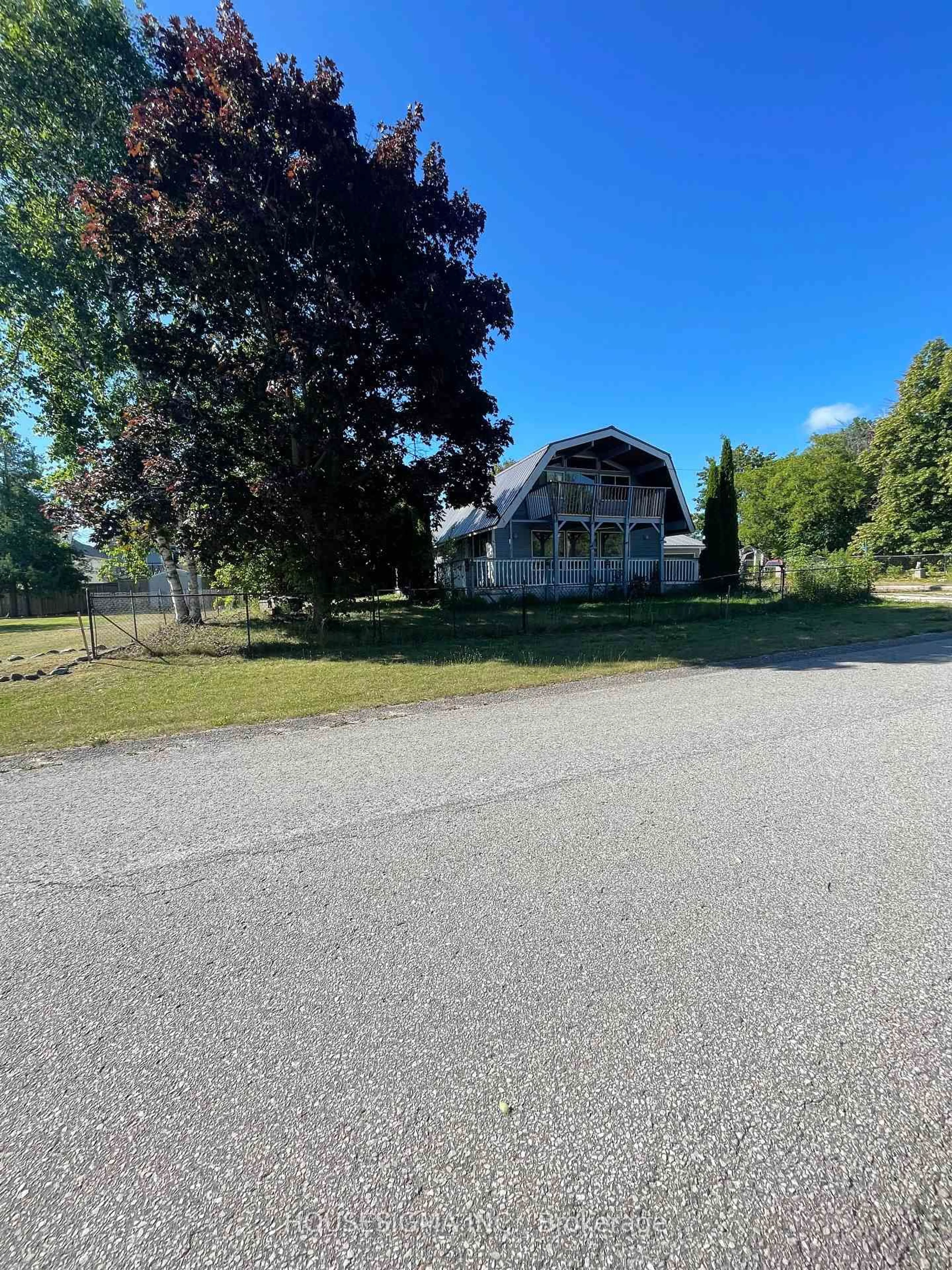 A pic from outside/outdoor area/front of a property/back of a property/a pic from drone, street for 13 Bayview Ave, Wasaga Beach Ontario L9Z 2Y6