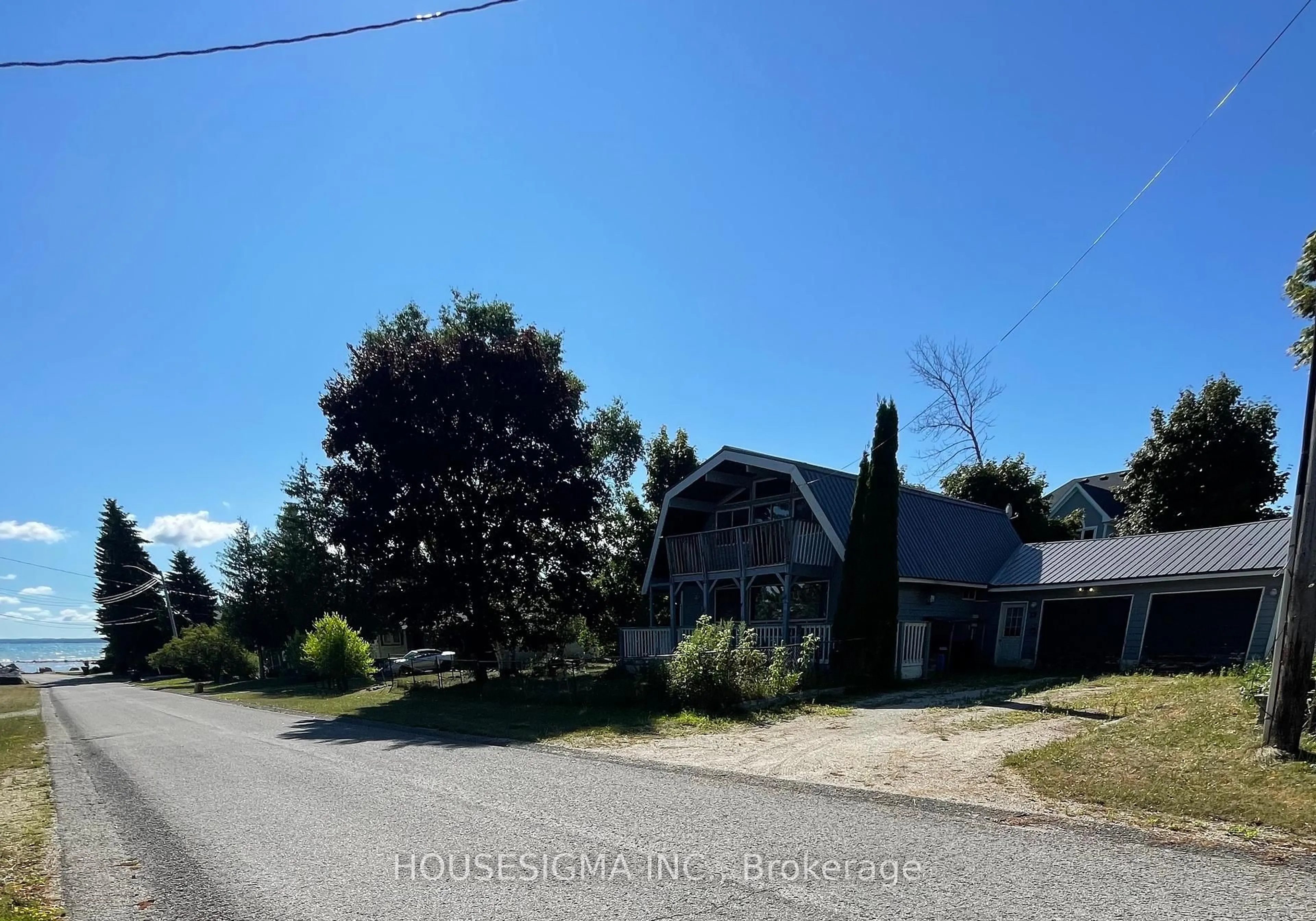 A pic from outside/outdoor area/front of a property/back of a property/a pic from drone, street for 13 Bayview Ave, Wasaga Beach Ontario L9Z 2Y6