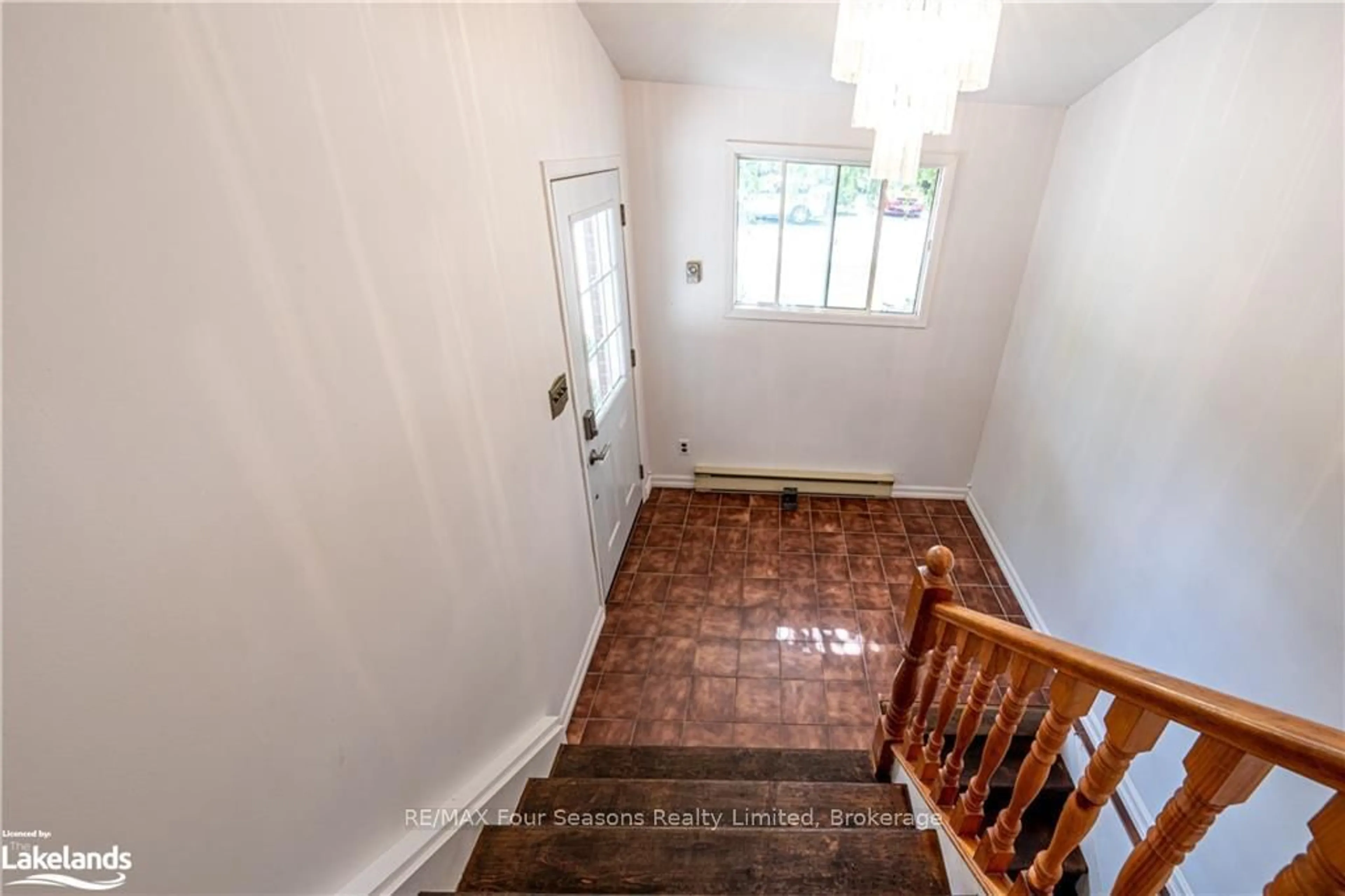 Indoor entryway for 13 Water St, Collingwood Ontario L9Y 4C2