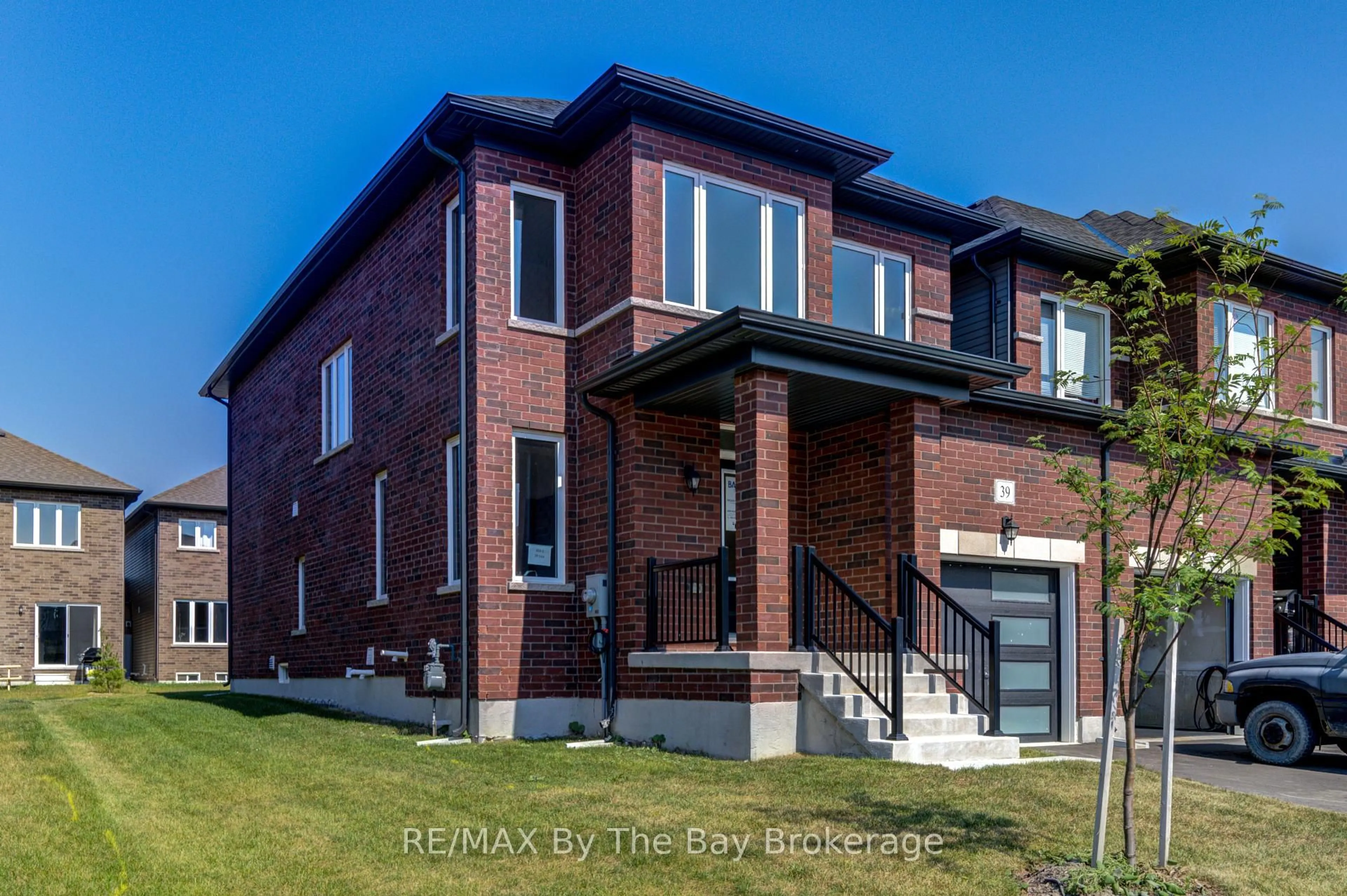 Home with brick exterior material, building for 39 Lisa St, Wasaga Beach Ontario L9Z 1J9