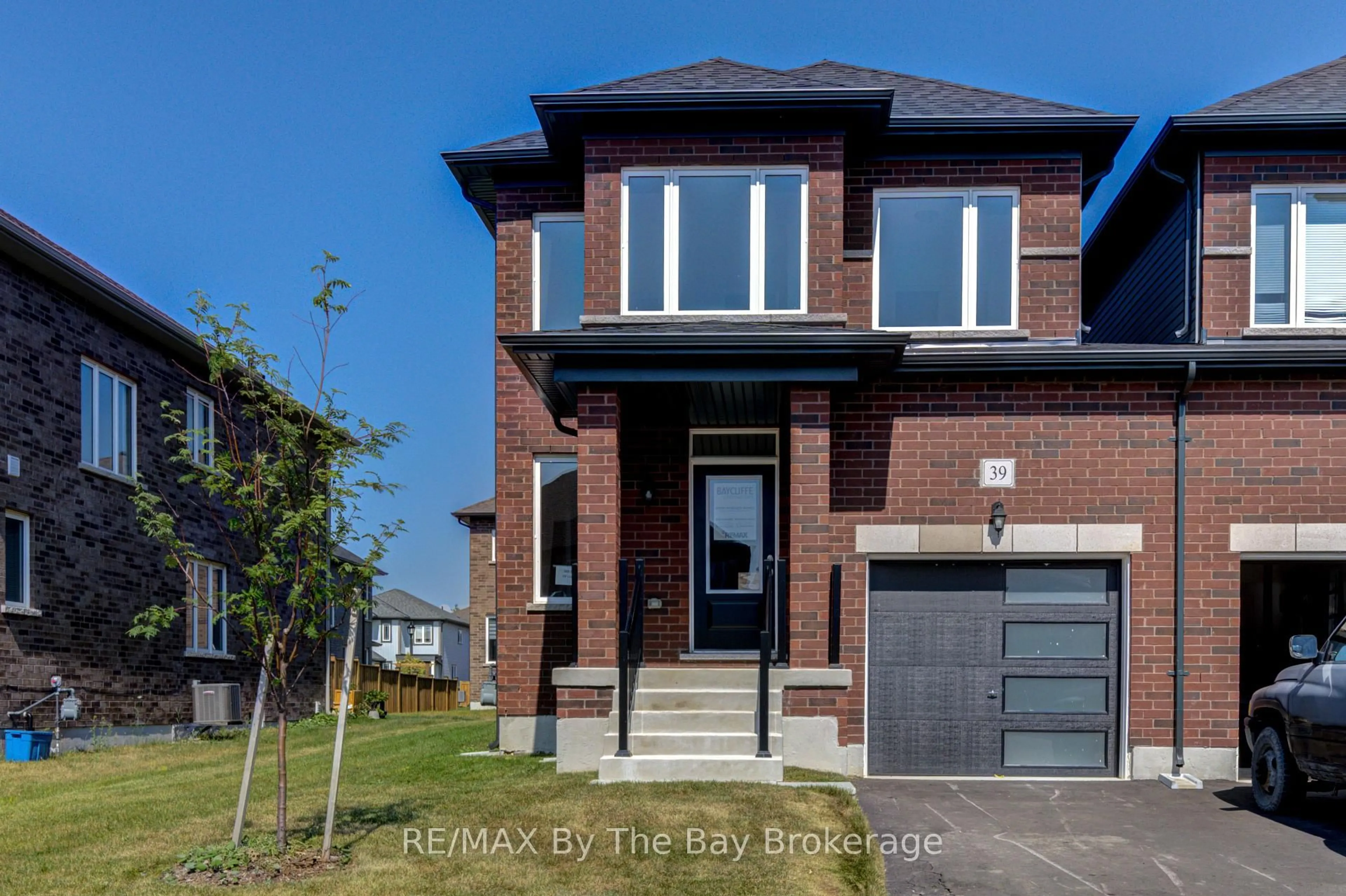 Home with brick exterior material, street for 39 Lisa St, Wasaga Beach Ontario L9Z 1J9
