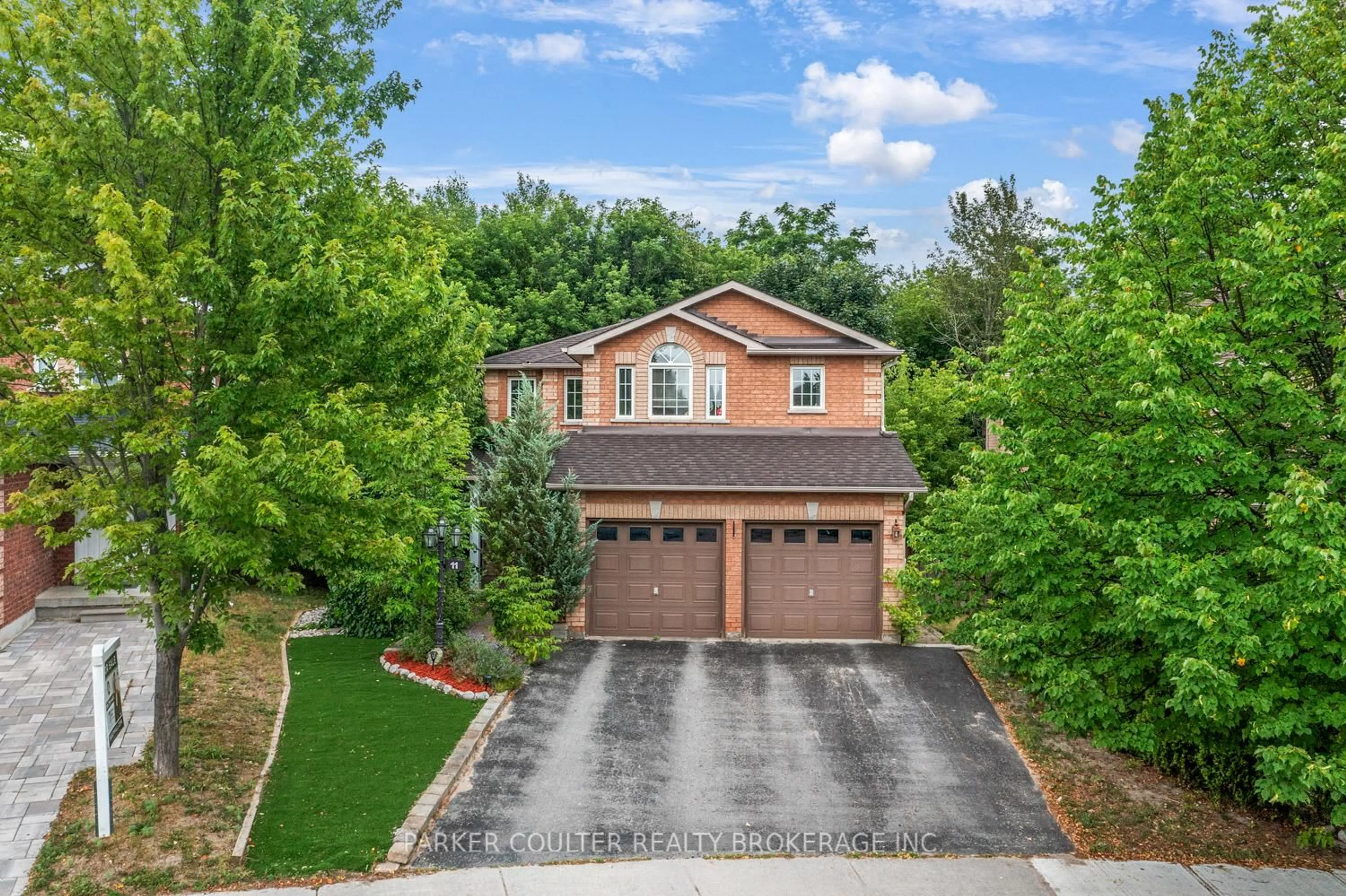 A pic from outside/outdoor area/front of a property/back of a property/a pic from drone, street for 11 Mckenzie Cres, Barrie Ontario L4N 5R5