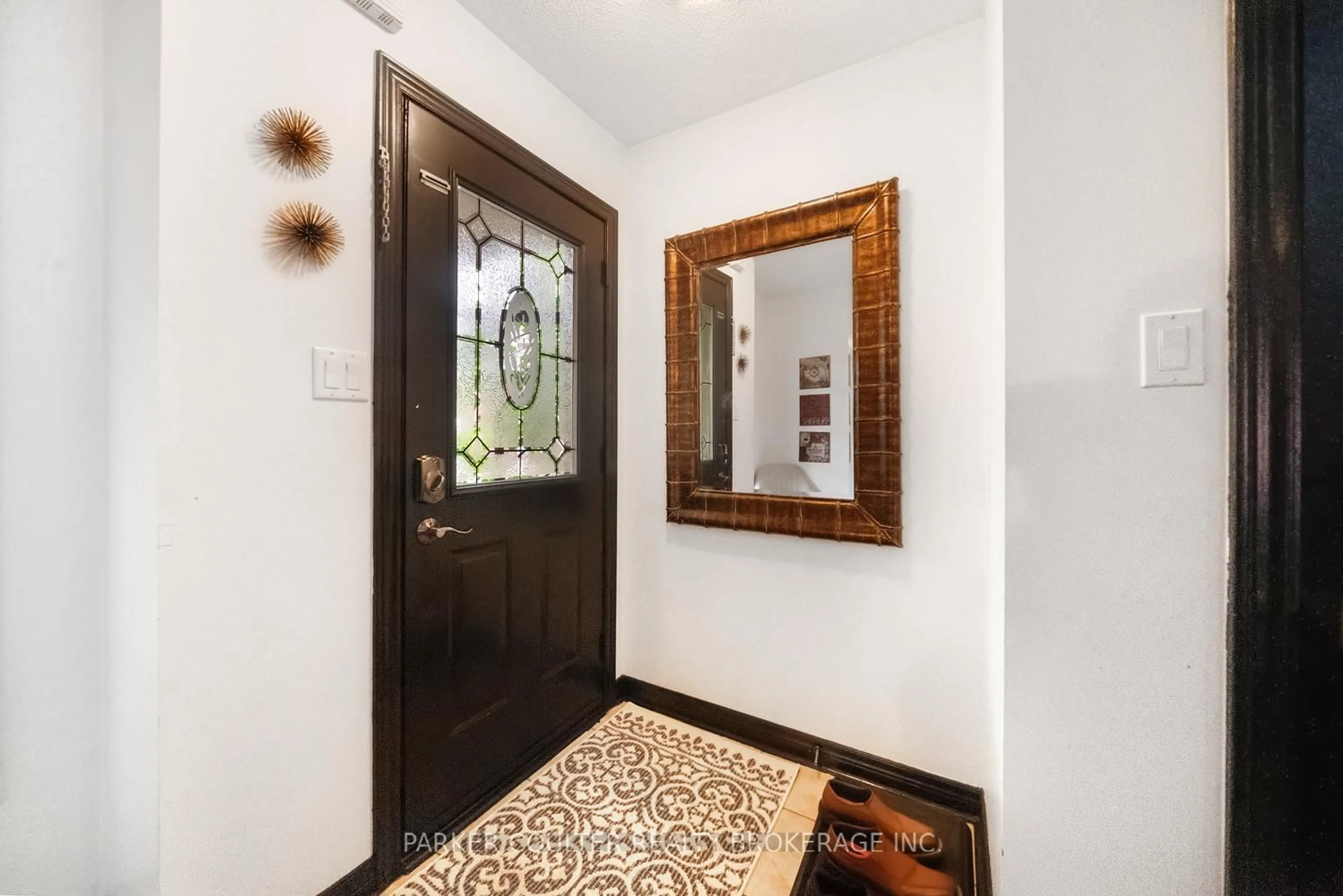Indoor entryway for 11 Mckenzie Cres, Barrie Ontario L4N 5R5