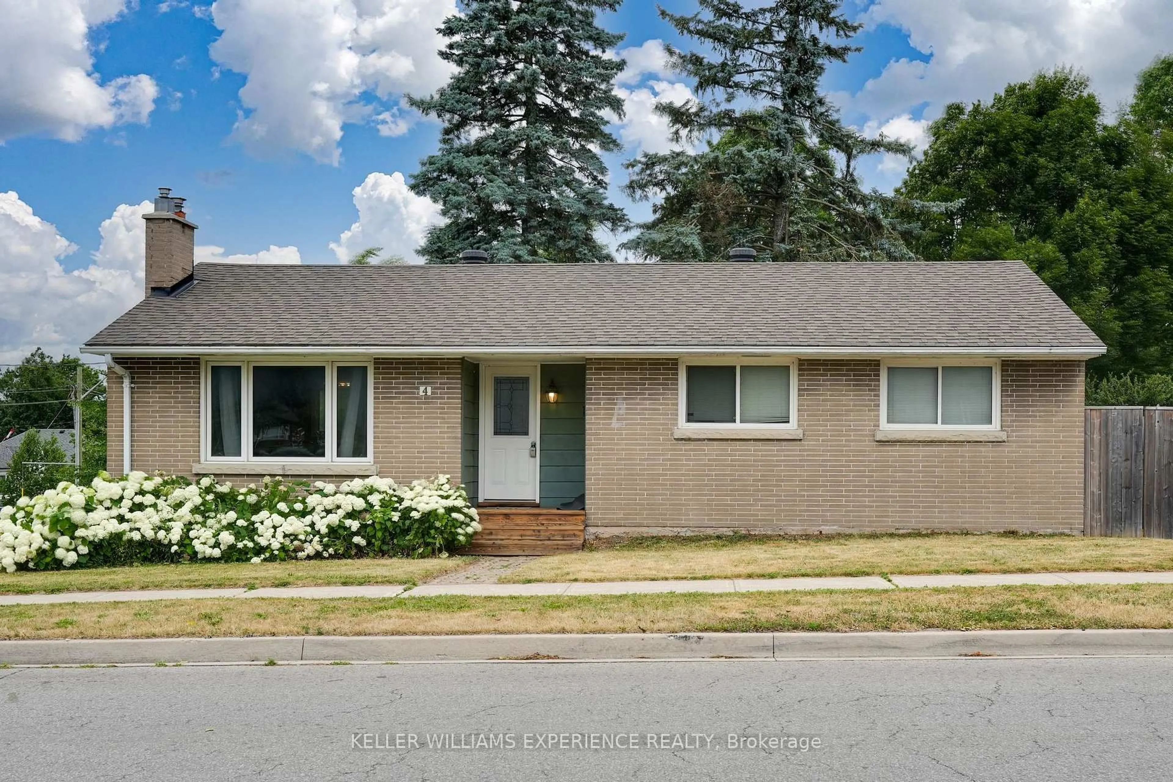Home with vinyl exterior material, street for 4 Napier St, Barrie Ontario L4M 1W2