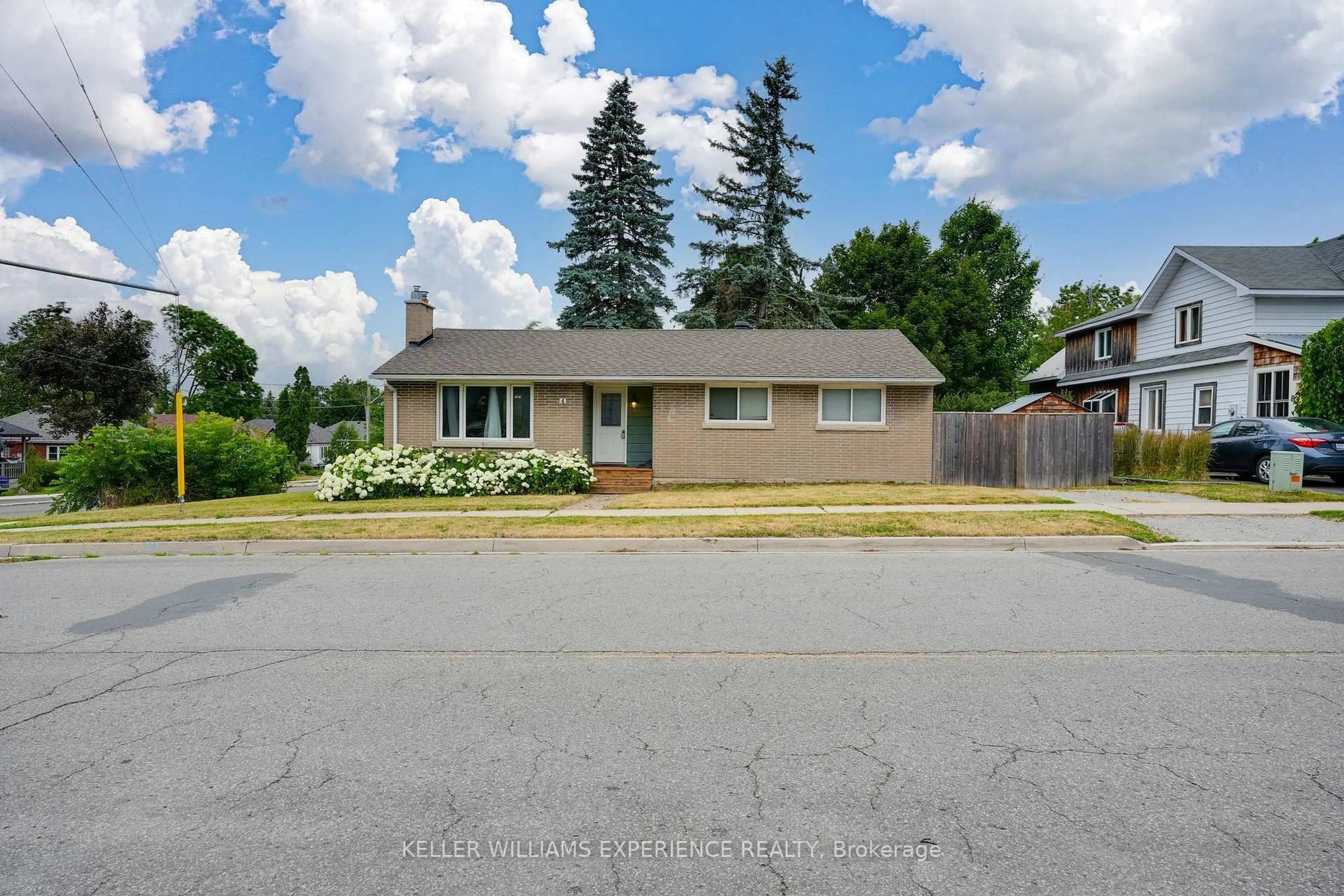 A pic from outside/outdoor area/front of a property/back of a property/a pic from drone, street for 4 Napier St, Barrie Ontario L4M 1W2
