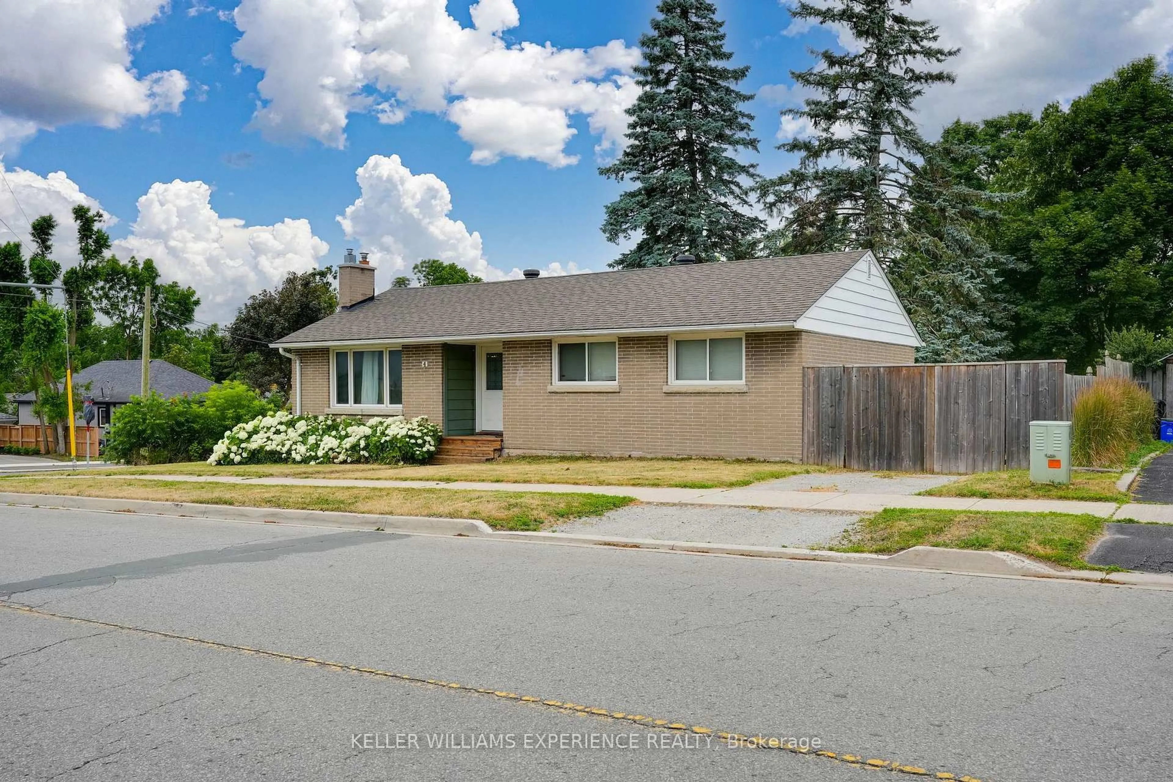 Home with vinyl exterior material, street for 4 Napier St, Barrie Ontario L4M 1W2