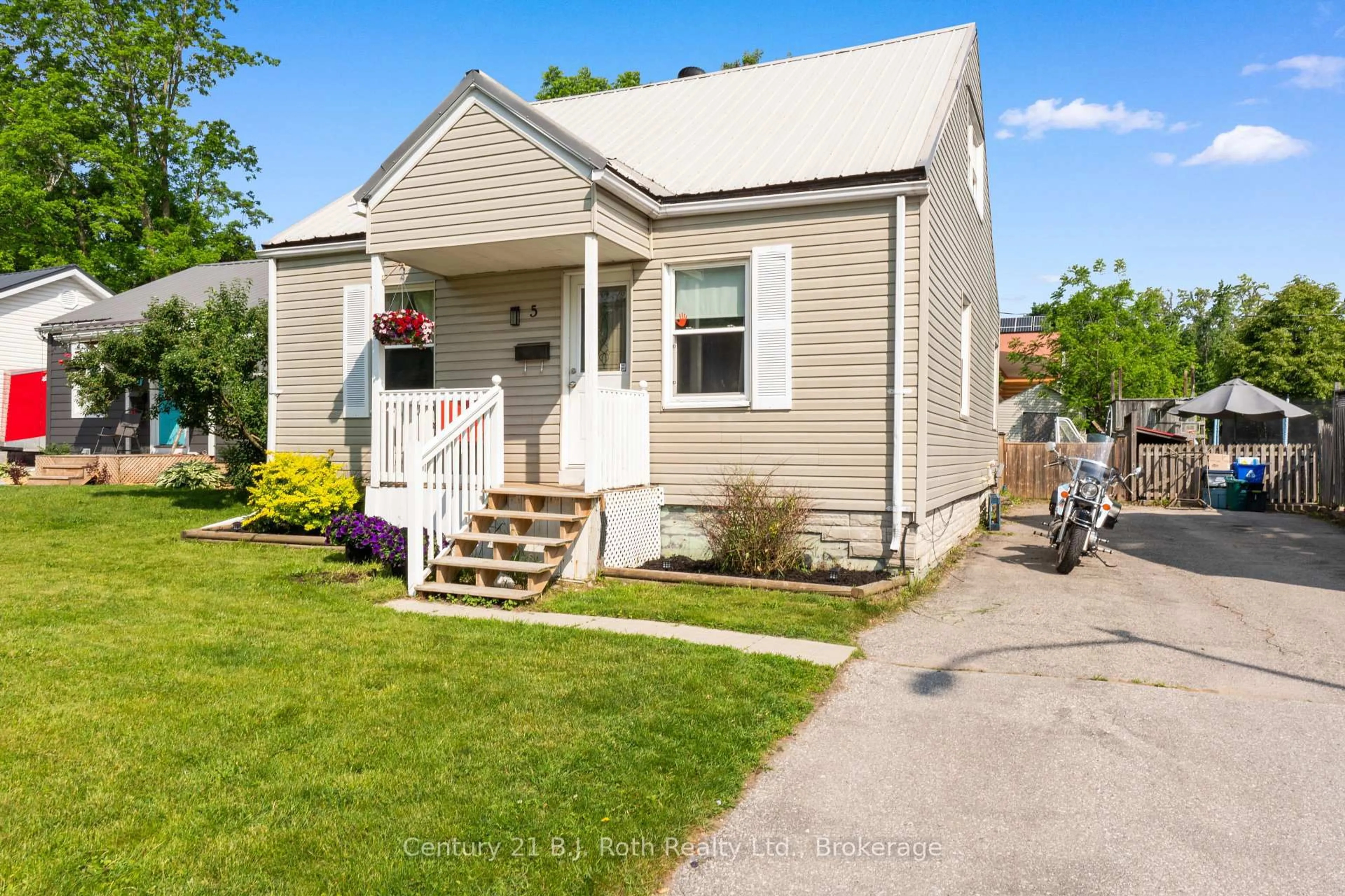 Home with vinyl exterior material, street for 5 Albany Ave, Orillia Ontario L3V 2T2