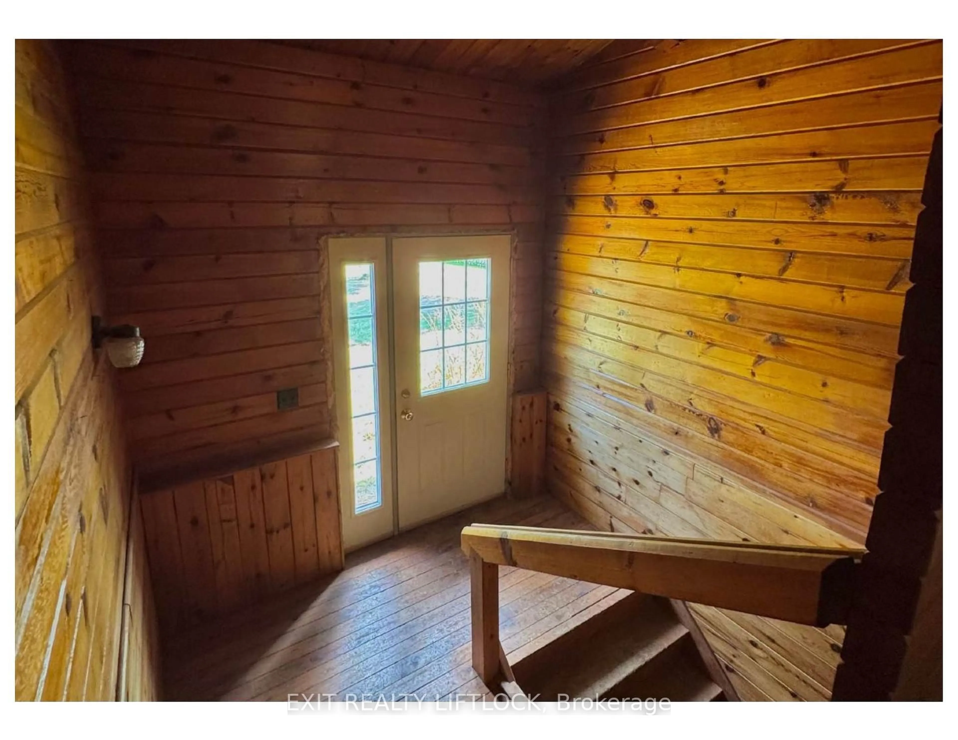 Indoor foyer for 102 Ridge Rd, Oro-Medonte Ontario L0L 2E0