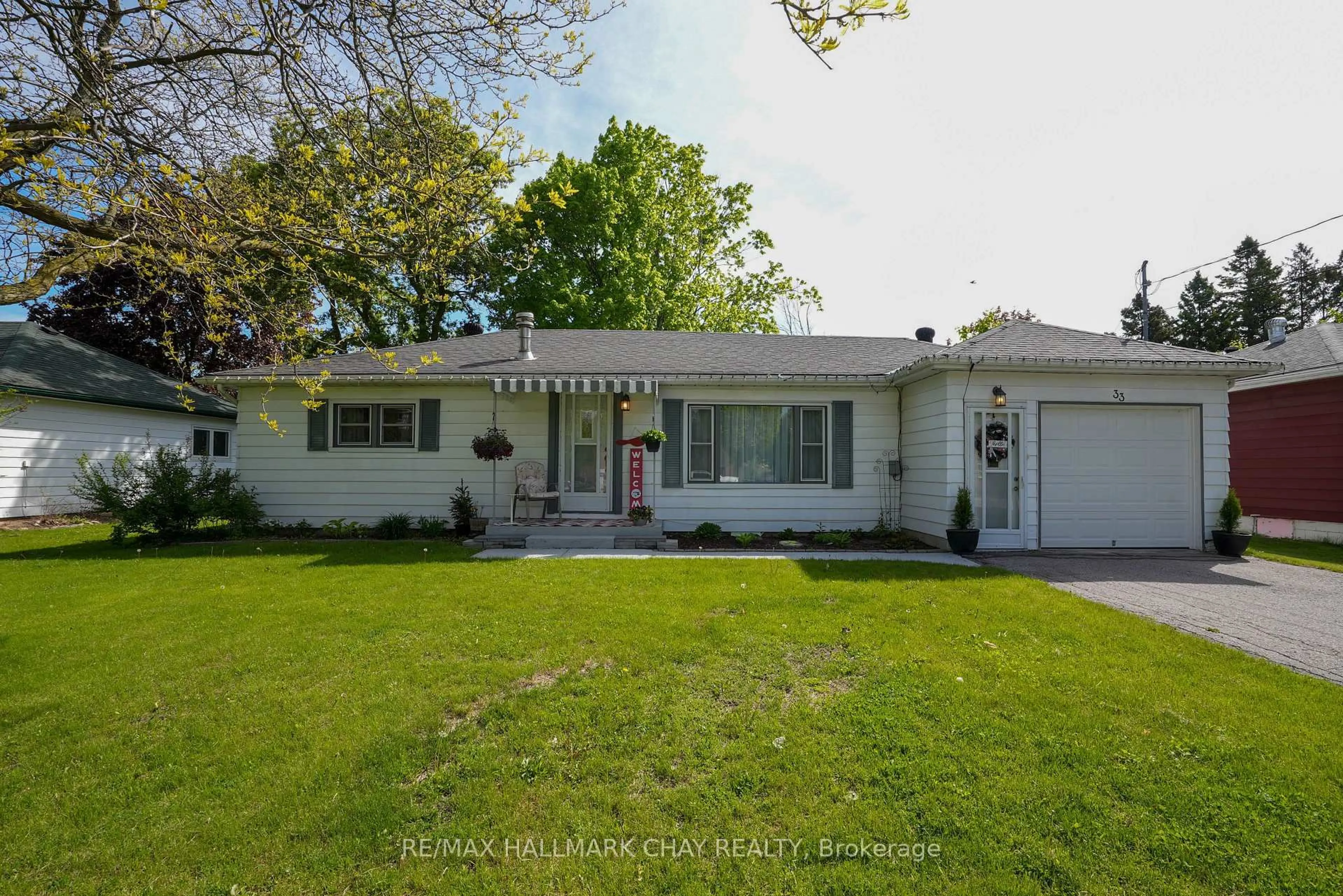 Home with vinyl exterior material, street for 33 Yonge St, Springwater Ontario L0L 1P0