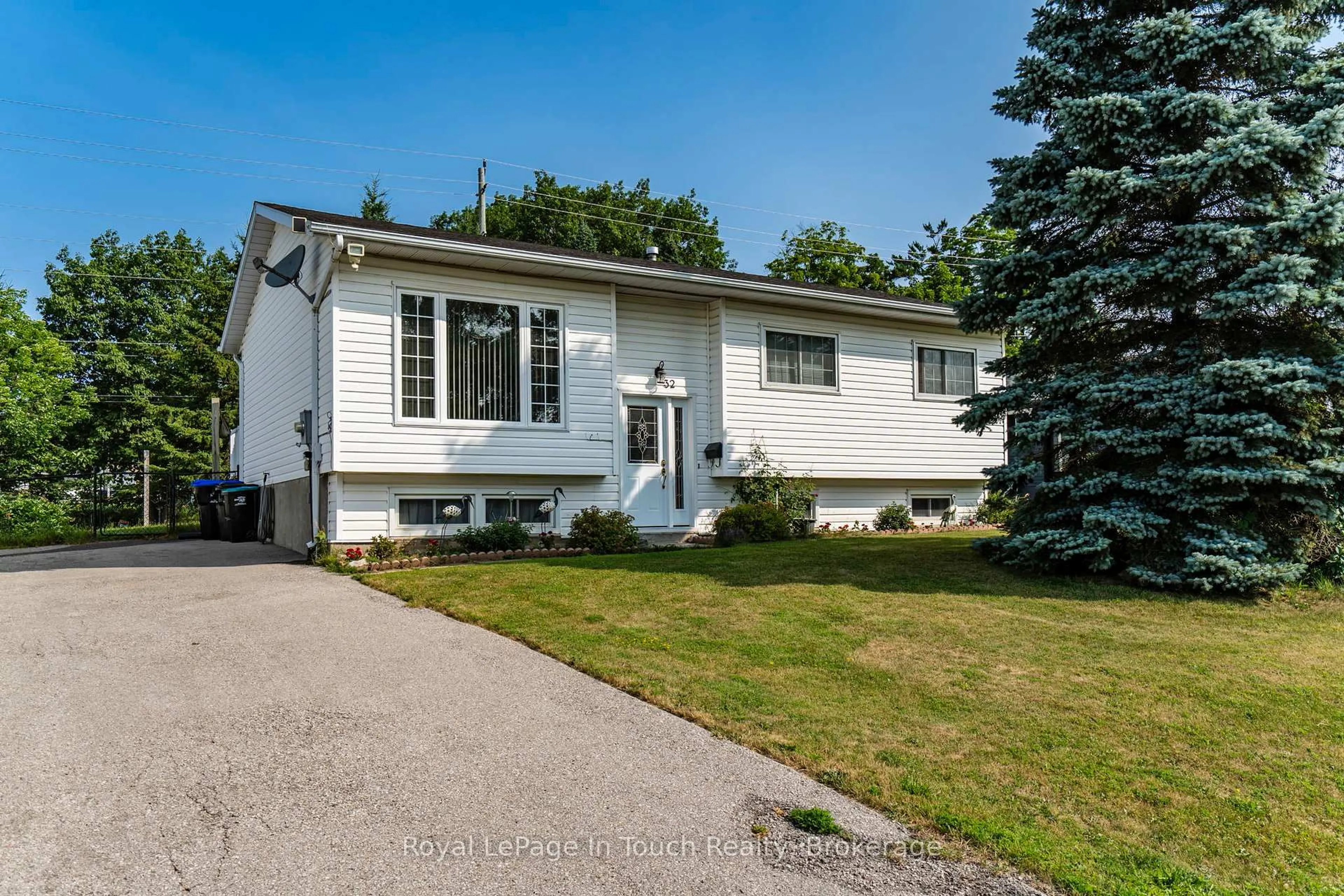 Home with vinyl exterior material, street for 32 Bridle Rd, Penetanguishene Ontario L9M 1J5