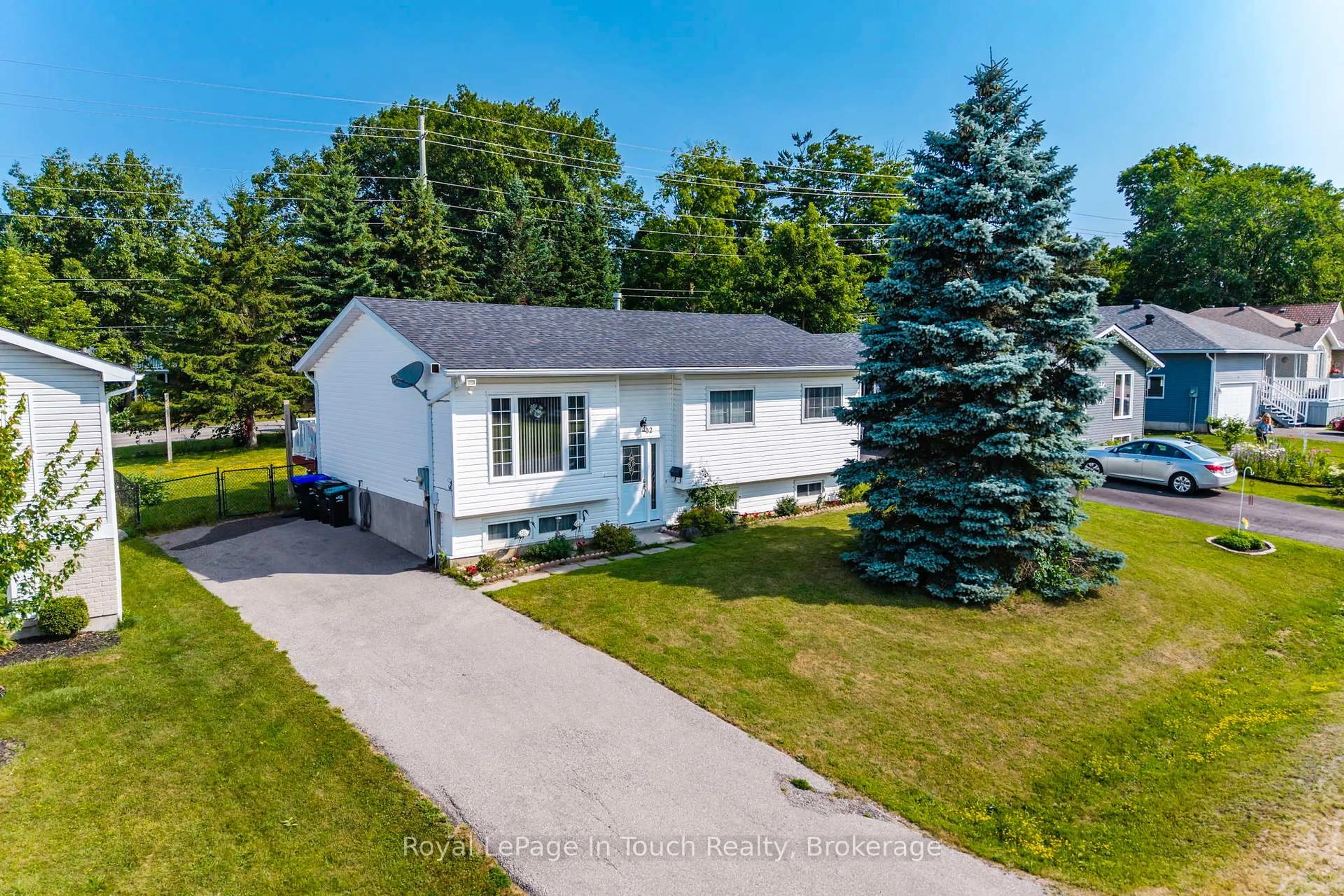 A pic from outside/outdoor area/front of a property/back of a property/a pic from drone, street for 32 Bridle Rd, Penetanguishene Ontario L9M 1J5