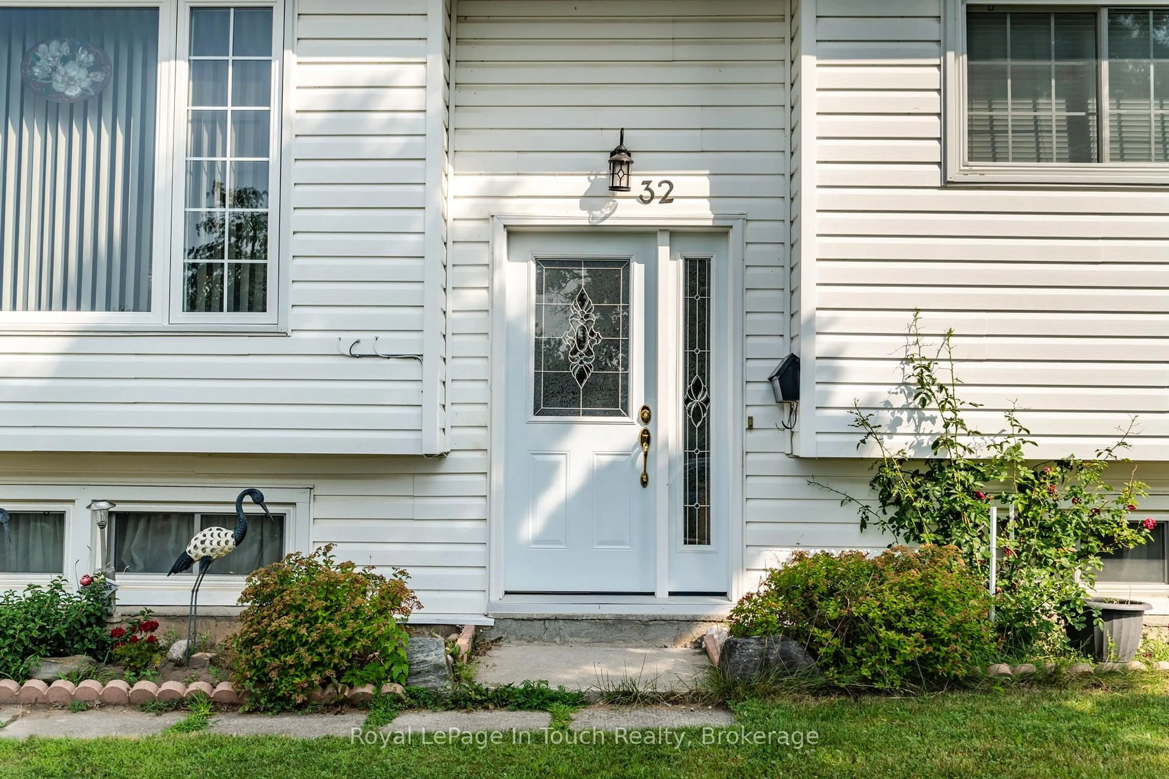 Home with vinyl exterior material, street for 32 Bridle Rd, Penetanguishene Ontario L9M 1J5