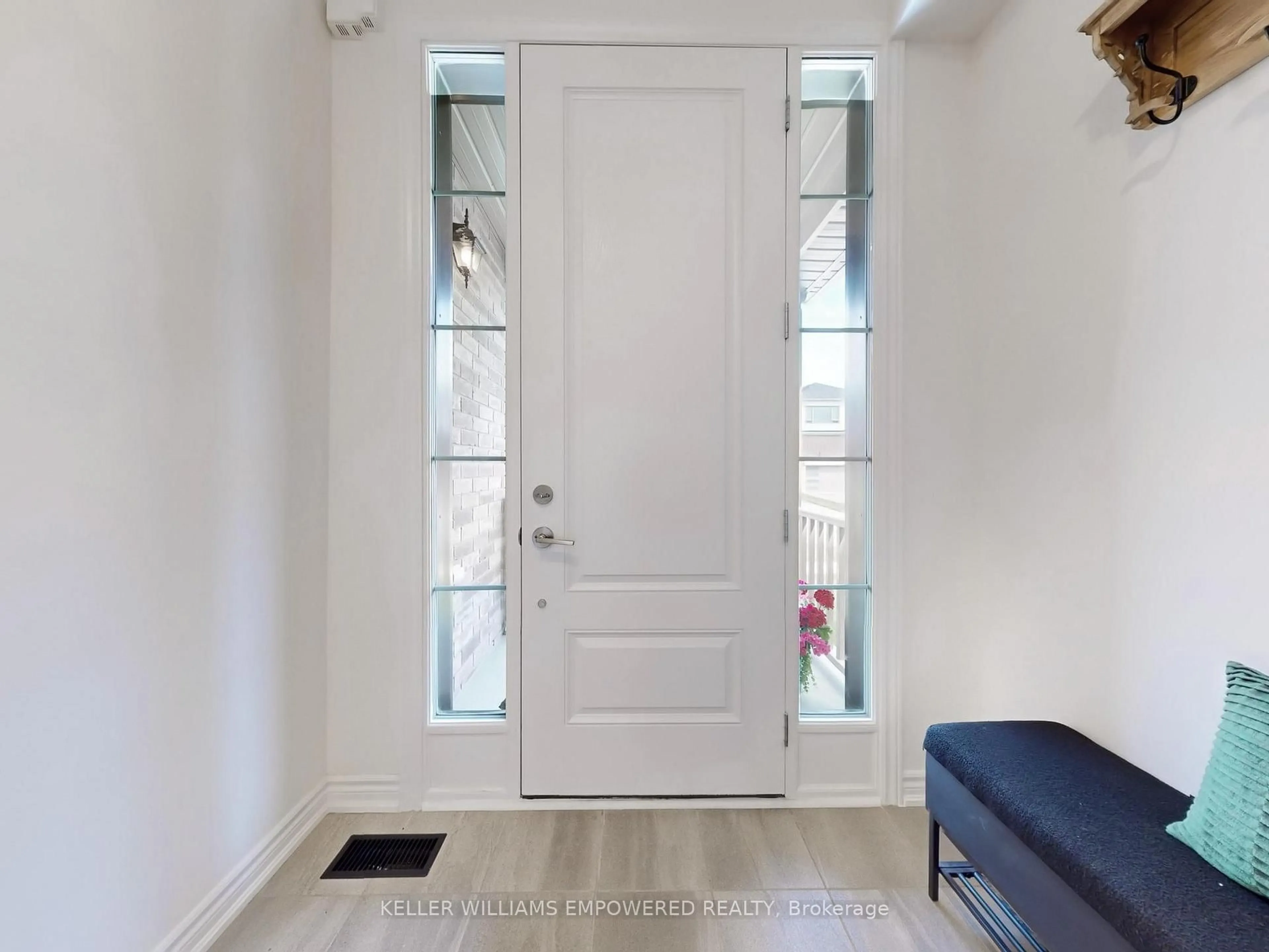 Indoor entryway for 28 Gemini Dr, Barrie Ontario L9J 0P6