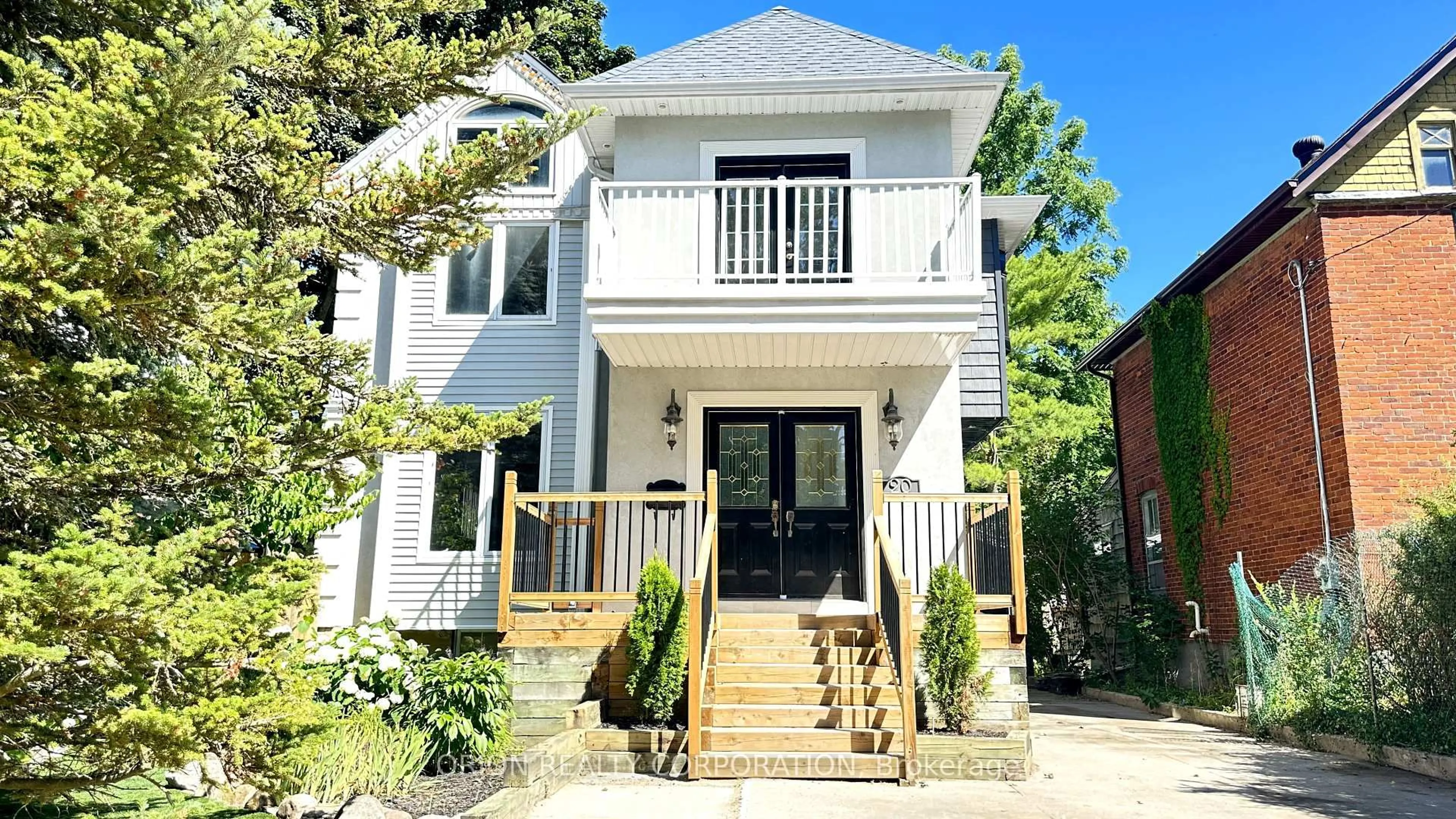 Home with vinyl exterior material, street for 20 Holgate St, Barrie Ontario L4N 2T5