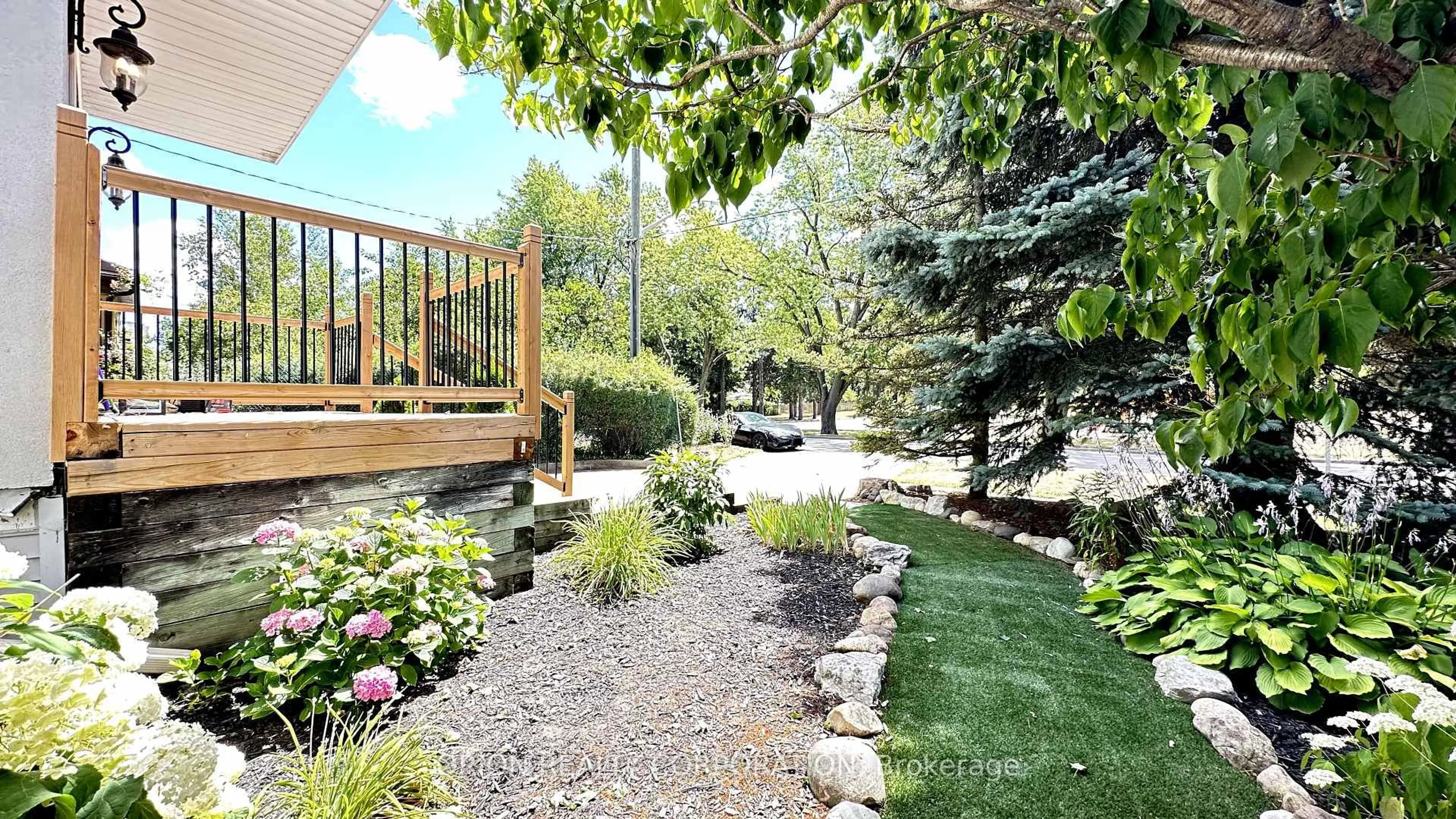 Patio, street for 20 Holgate St, Barrie Ontario L4N 2T5