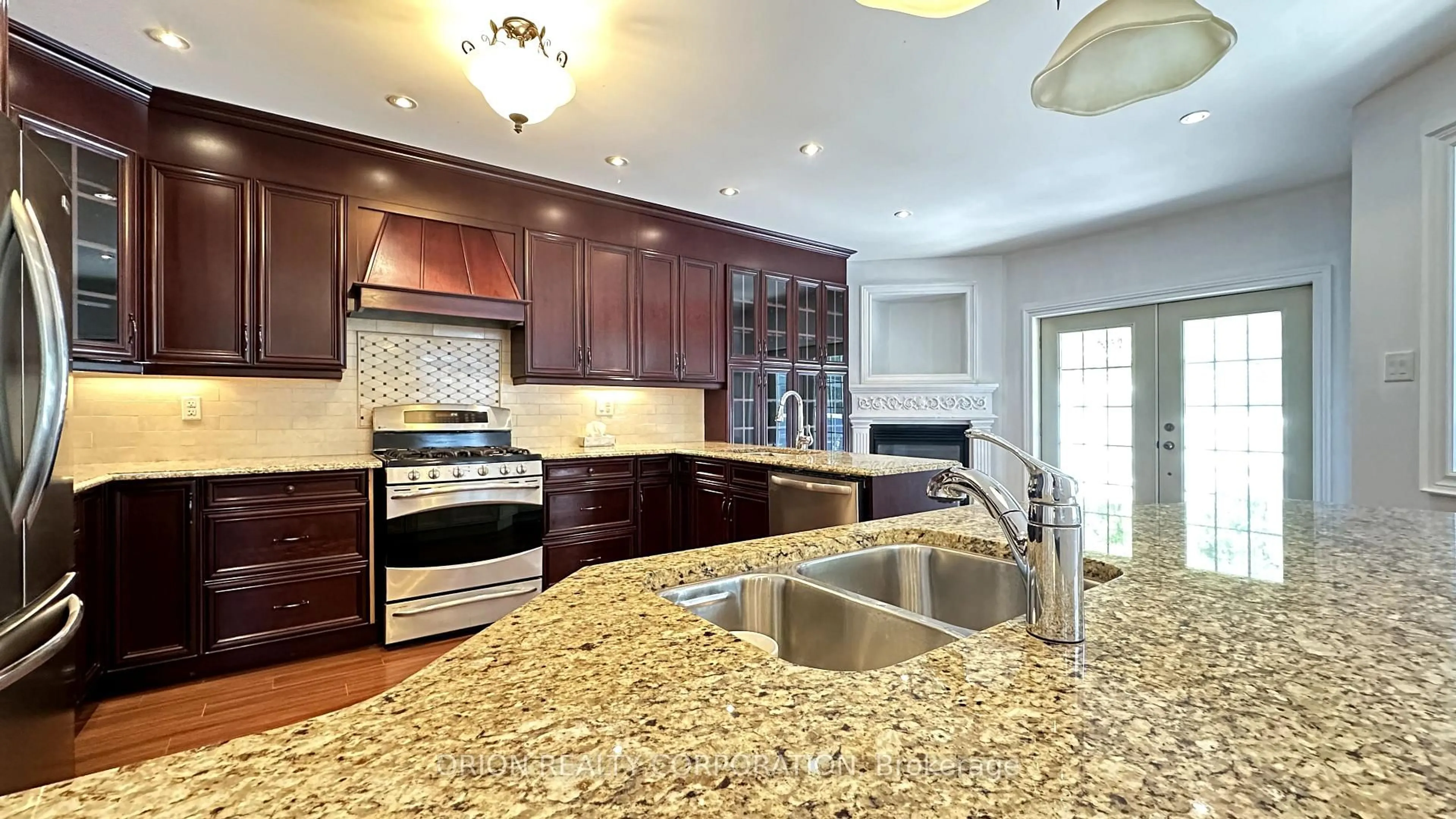 Open concept kitchen, ceramic/tile floor for 20 Holgate St, Barrie Ontario L4N 2T5
