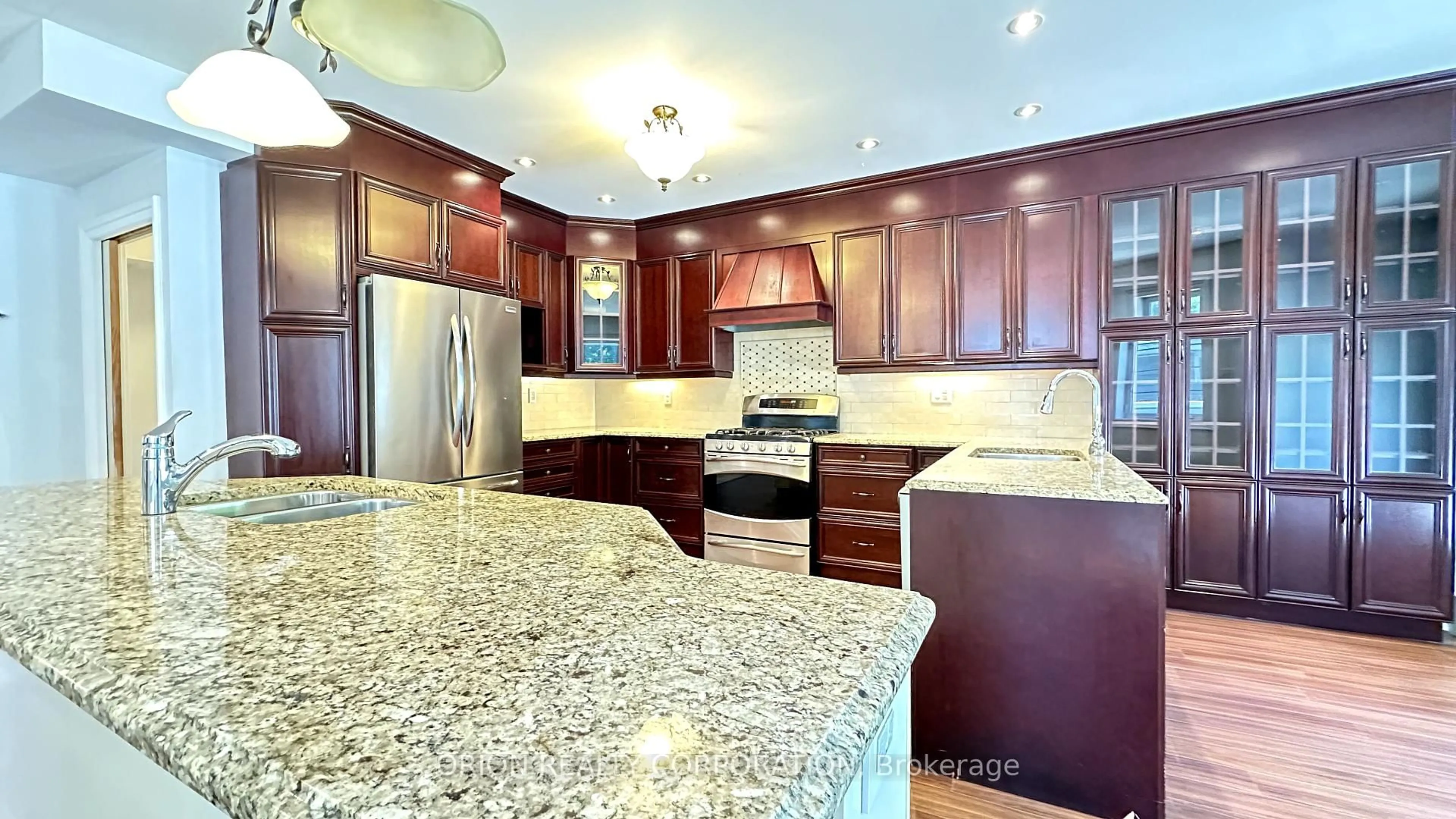 Open concept kitchen, ceramic/tile floor for 20 Holgate St, Barrie Ontario L4N 2T5