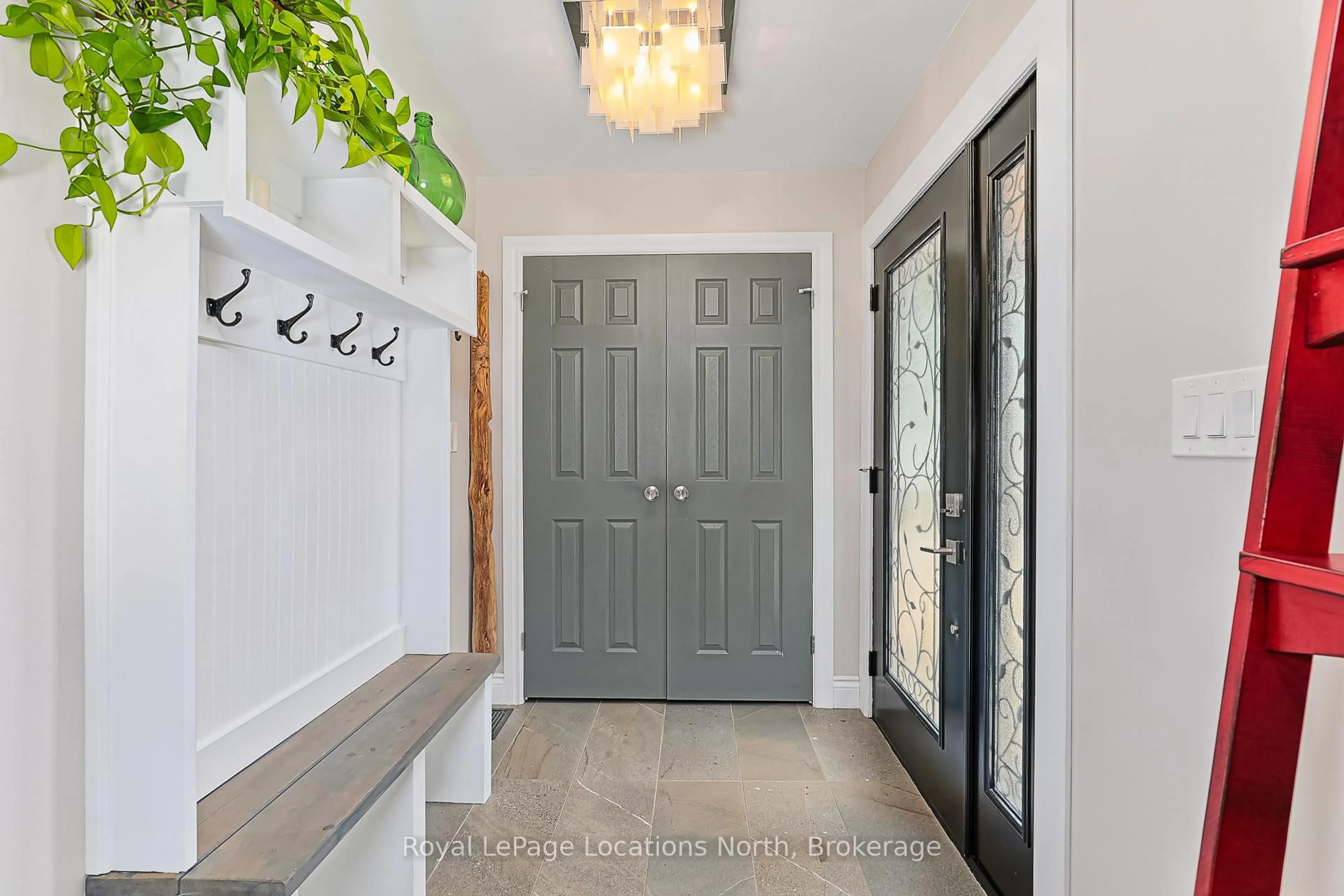 Indoor entryway for 434 Oak St, Collingwood Ontario L9Y 2Y7