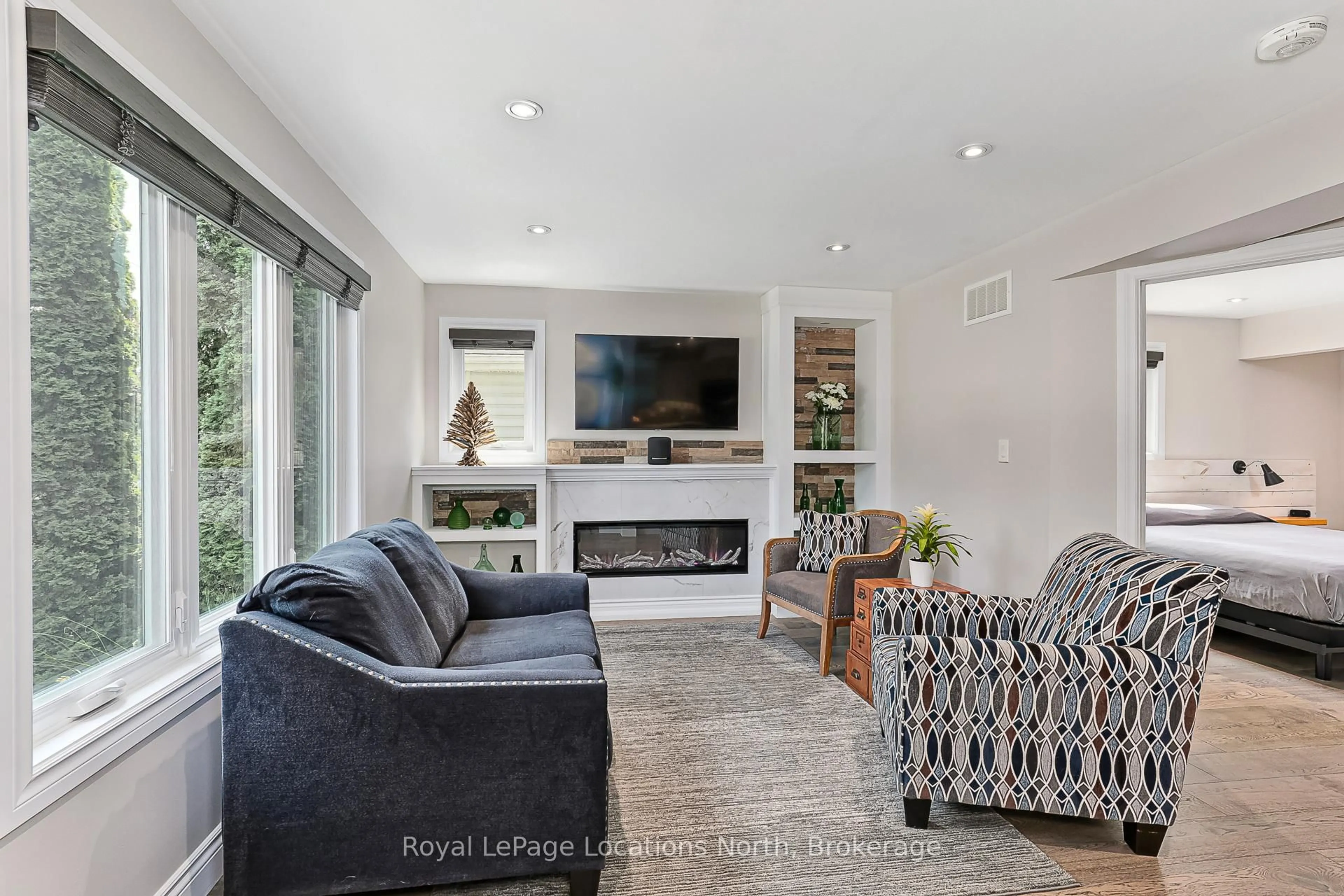 Living room with furniture, unknown for 434 Oak St, Collingwood Ontario L9Y 2Y7