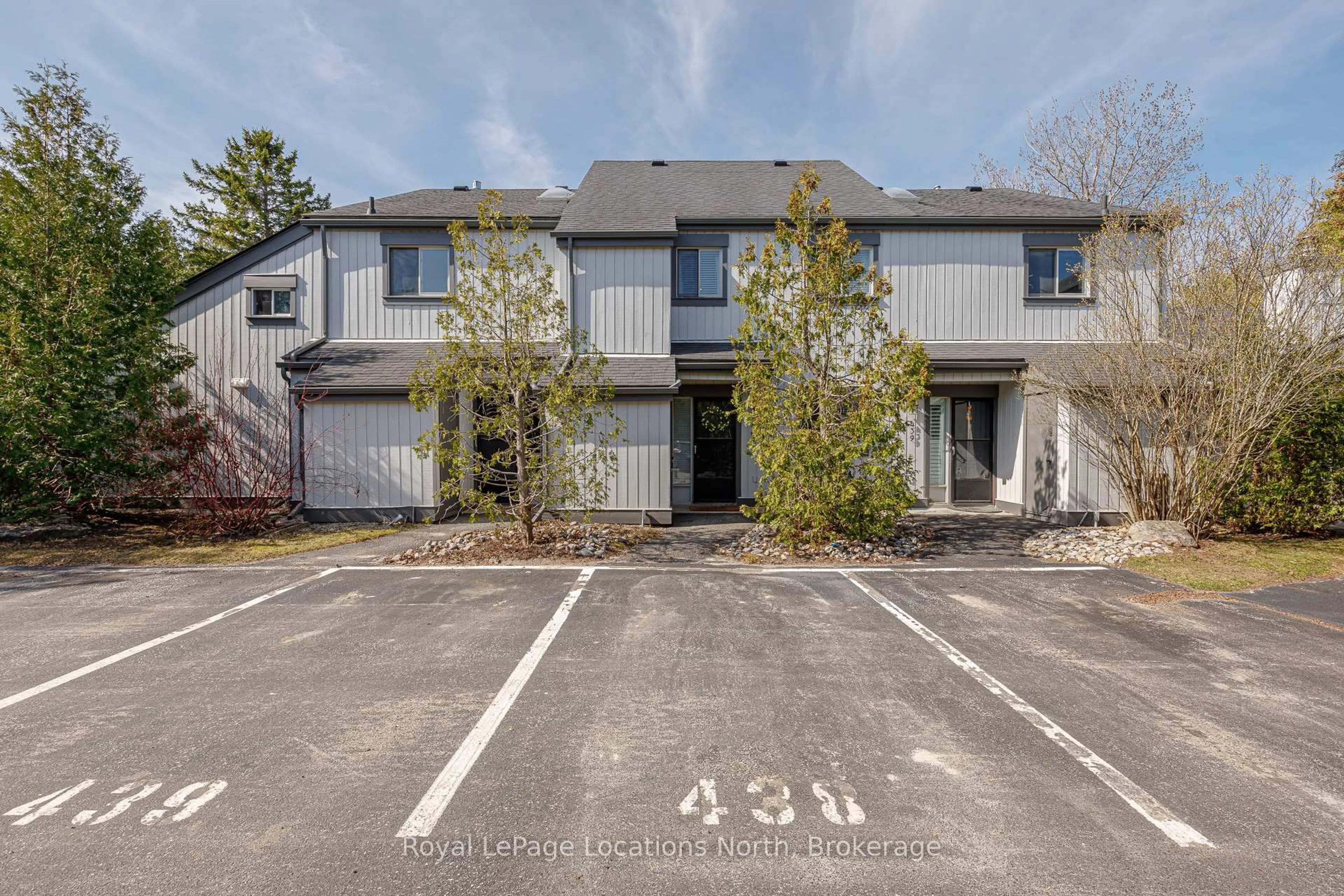 A pic from outside/outdoor area/front of a property/back of a property/a pic from drone, street for 440 Oxbow Cres, Collingwood Ontario L9Y 5B4