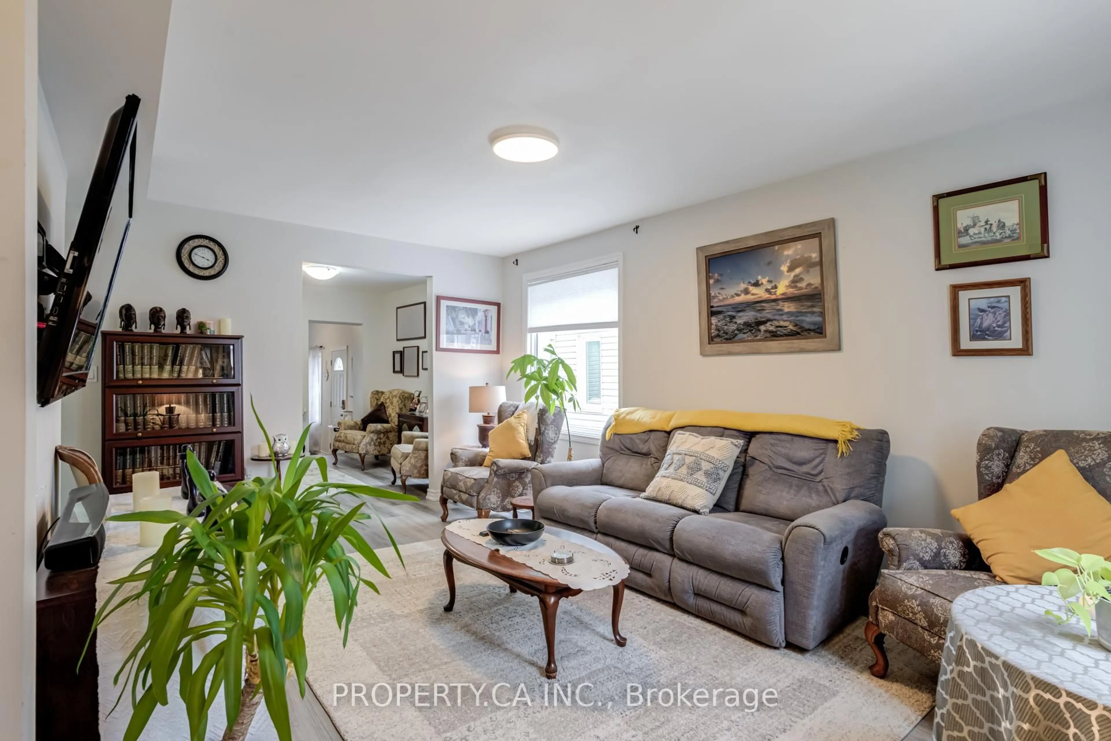 Living room with furniture, unknown for 59 Park St, Barrie Ontario L4N 1H7