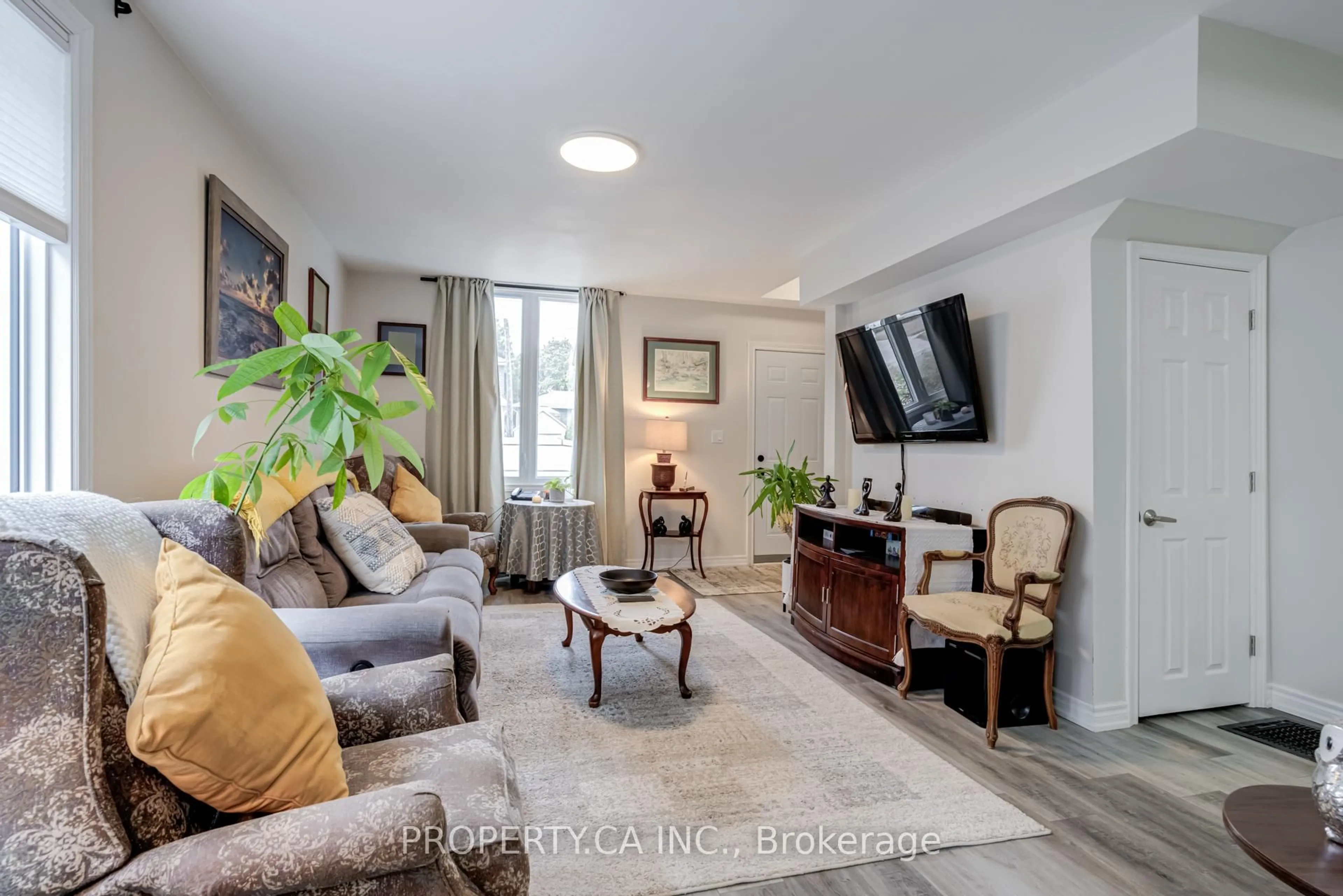 Living room with furniture, unknown for 59 Park St, Barrie Ontario L4N 1H7