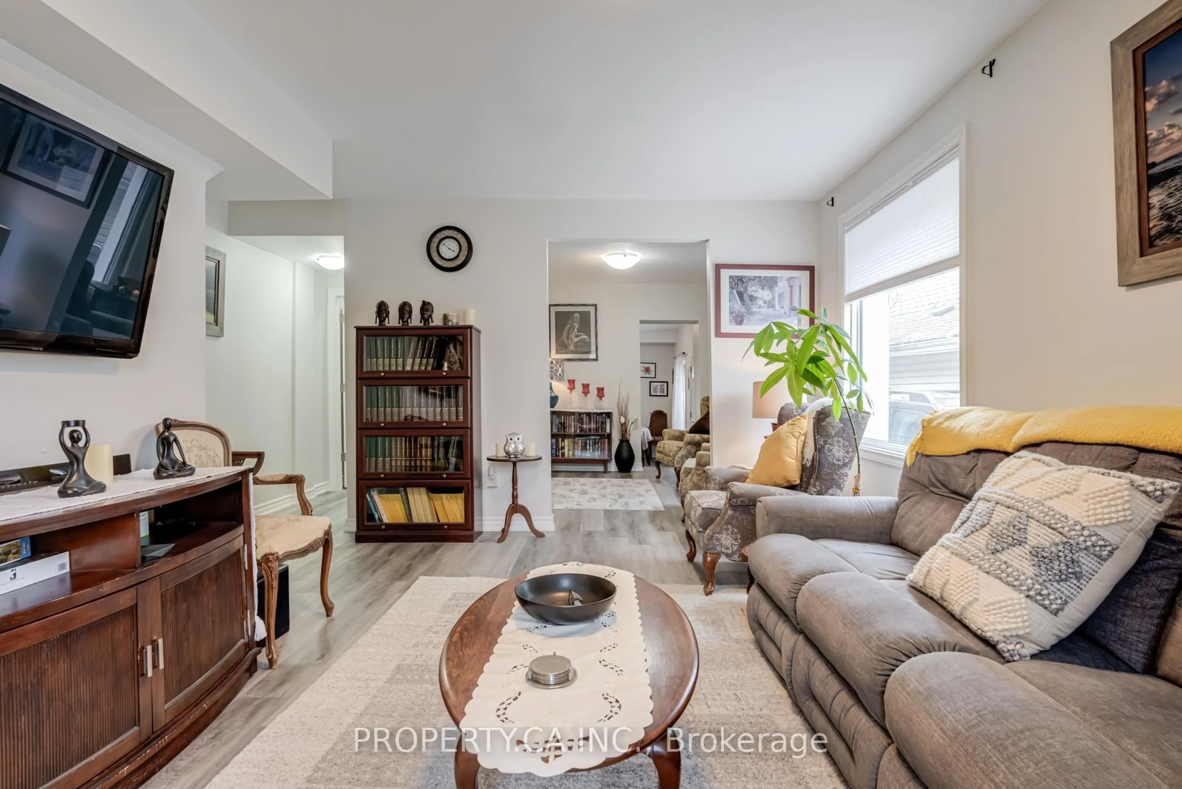 Living room with furniture, unknown for 59 Park St, Barrie Ontario L4N 1H7