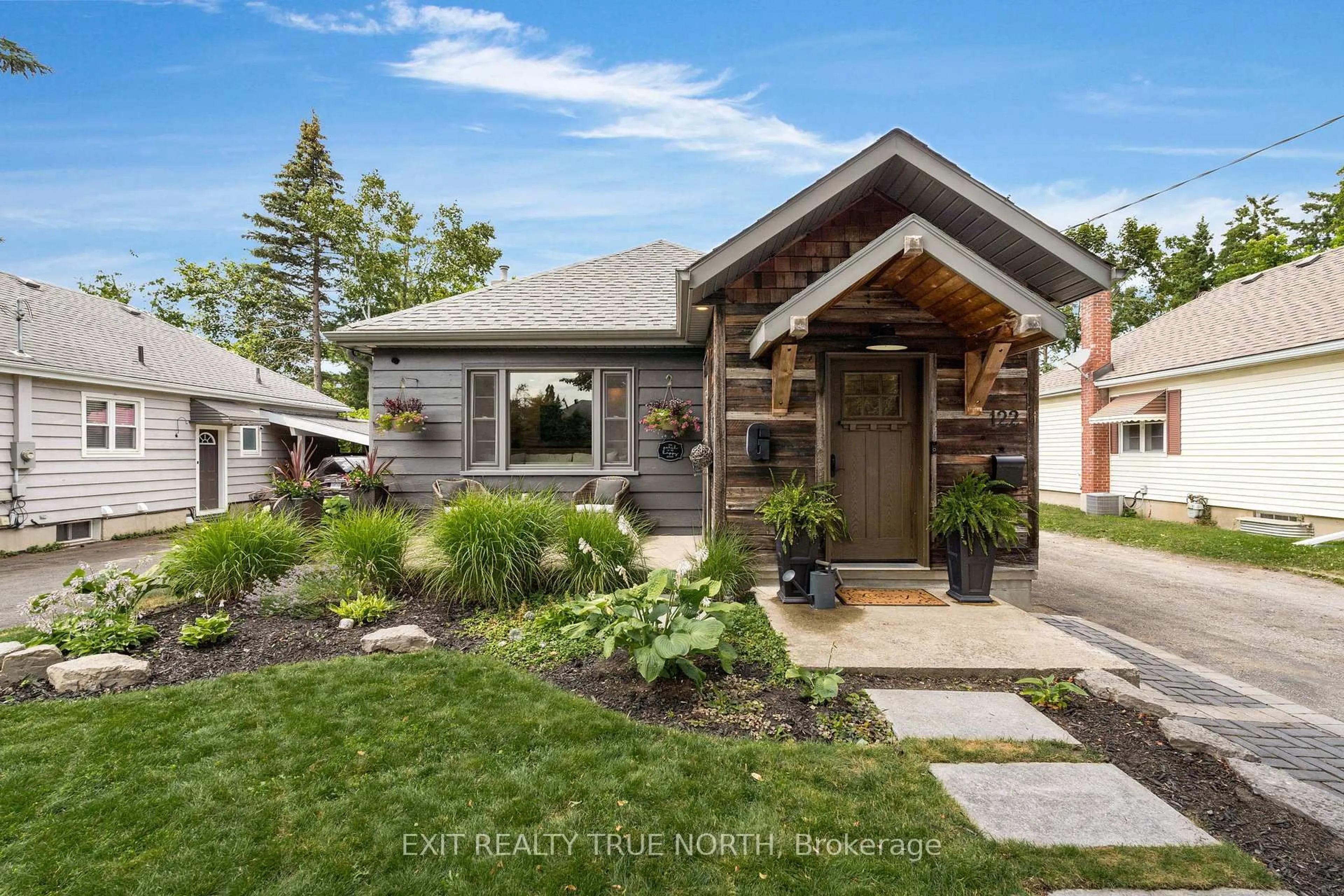 Home with brick exterior material, street for 122 Queen St, Barrie Ontario L4M 1Z5