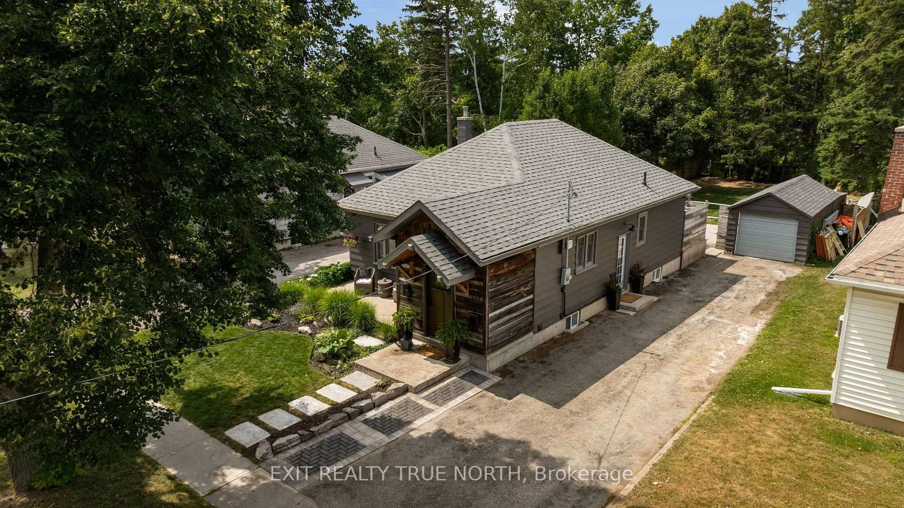 A pic from outside/outdoor area/front of a property/back of a property/a pic from drone, building for 122 Queen St, Barrie Ontario L4M 1Z5
