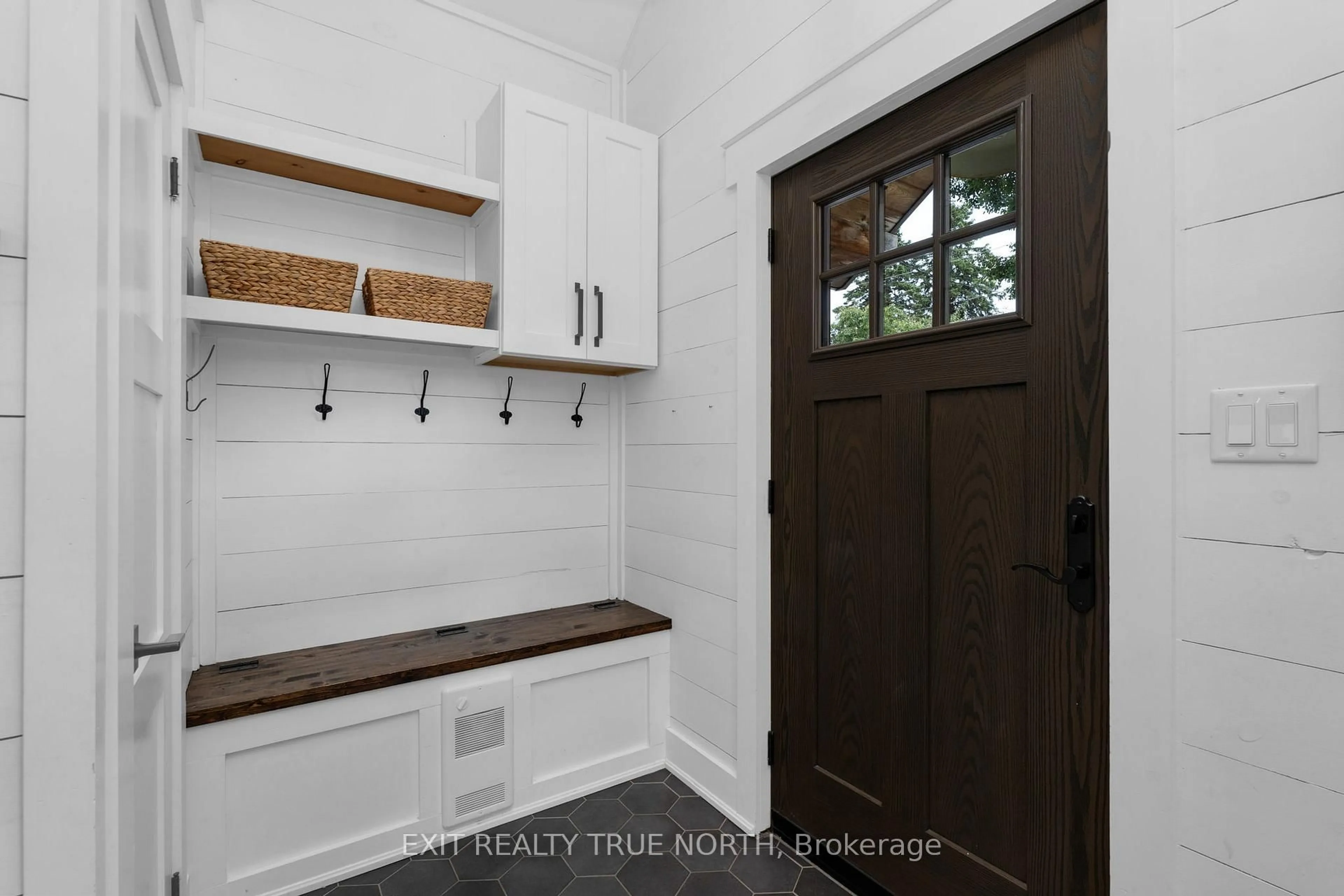 Indoor entryway for 122 Queen St, Barrie Ontario L4M 1Z5