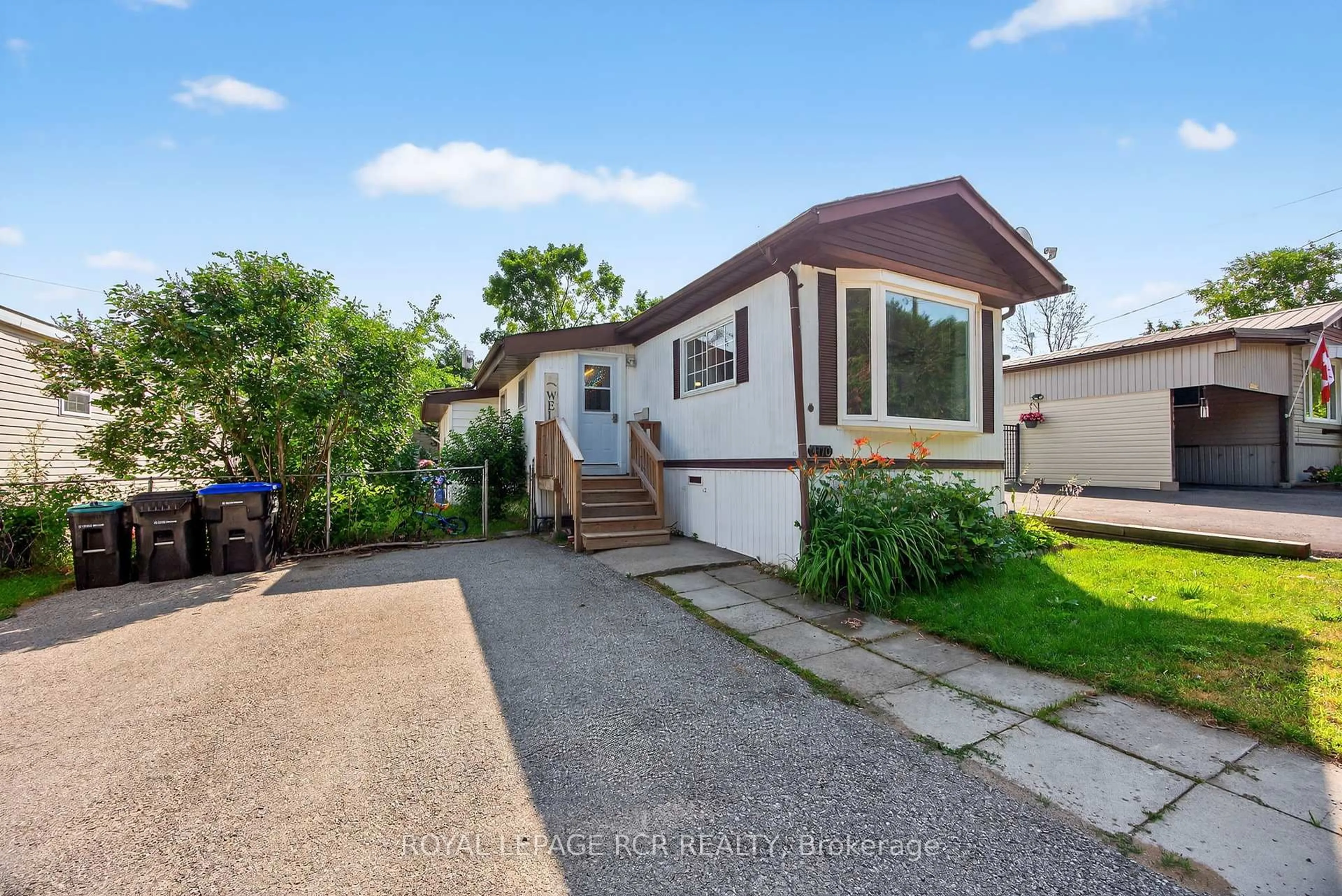 A pic from outside/outdoor area/front of a property/back of a property/a pic from drone, street for 4170 Evergreen Terr, Severn Ontario L3V 0V1