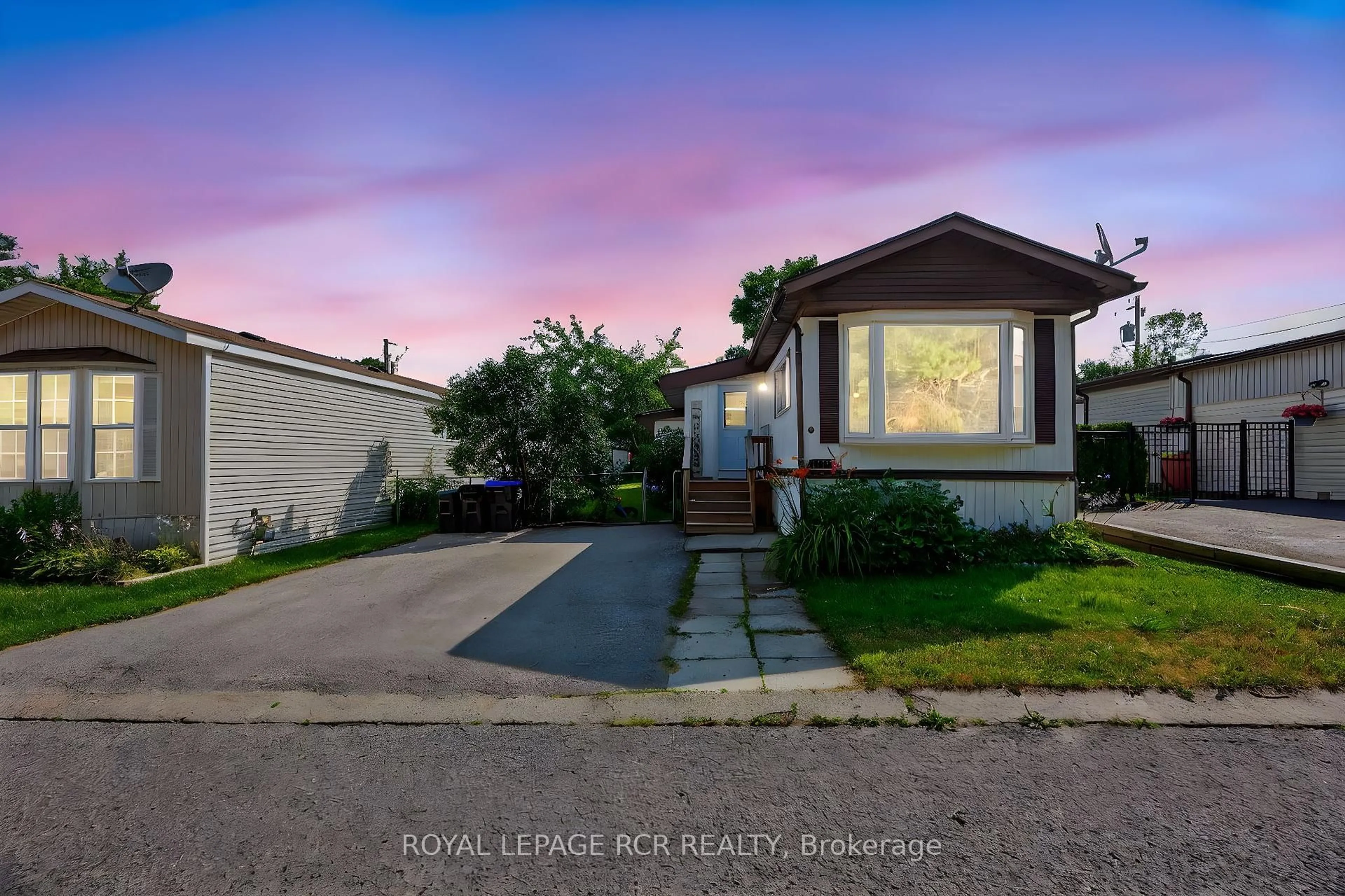 A pic from outside/outdoor area/front of a property/back of a property/a pic from drone, street for 4170 Evergreen Terr, Severn Ontario L3V 0V1