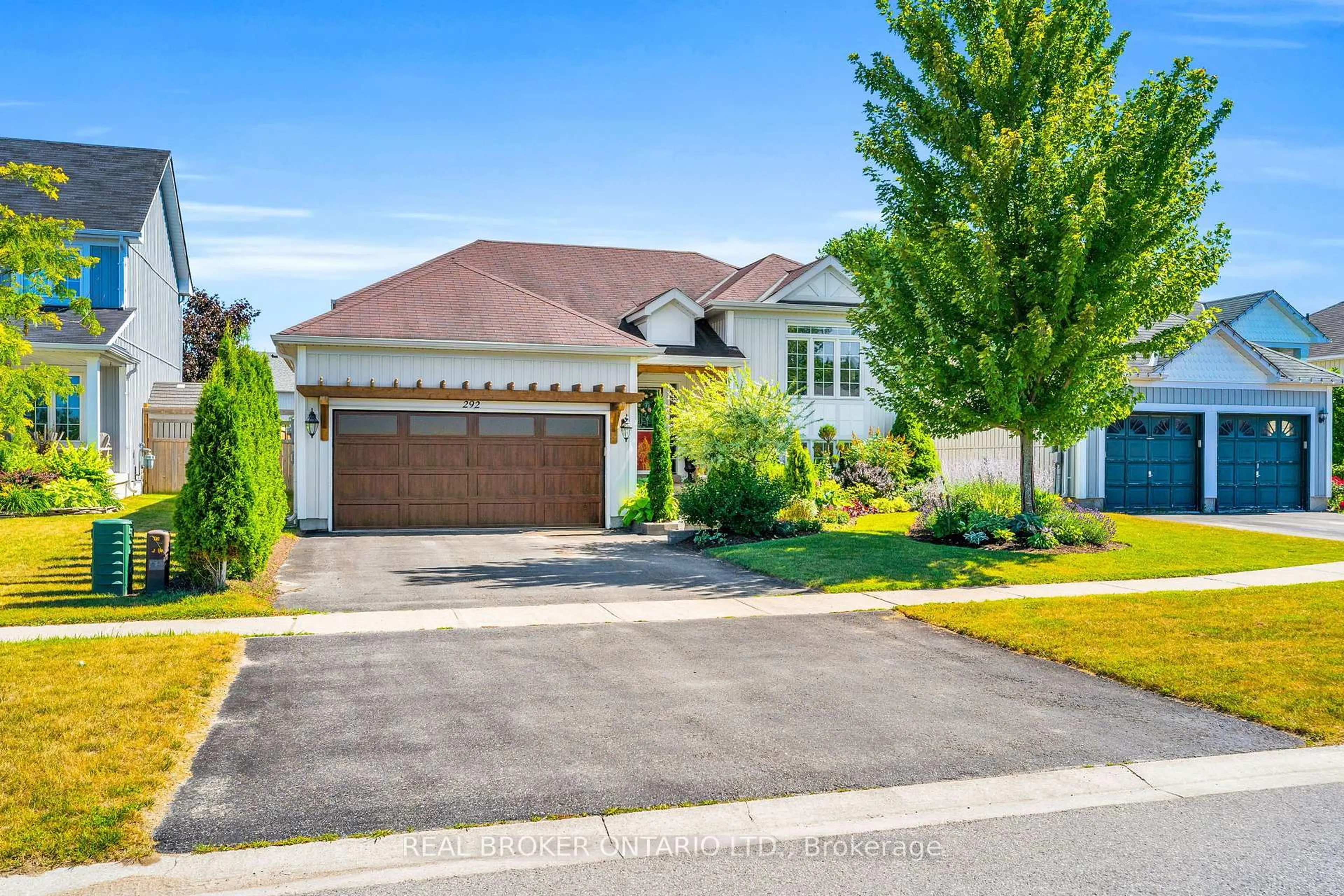 Home with vinyl exterior material, street for 292 Regina St, Clearview Ontario L0M 1S0