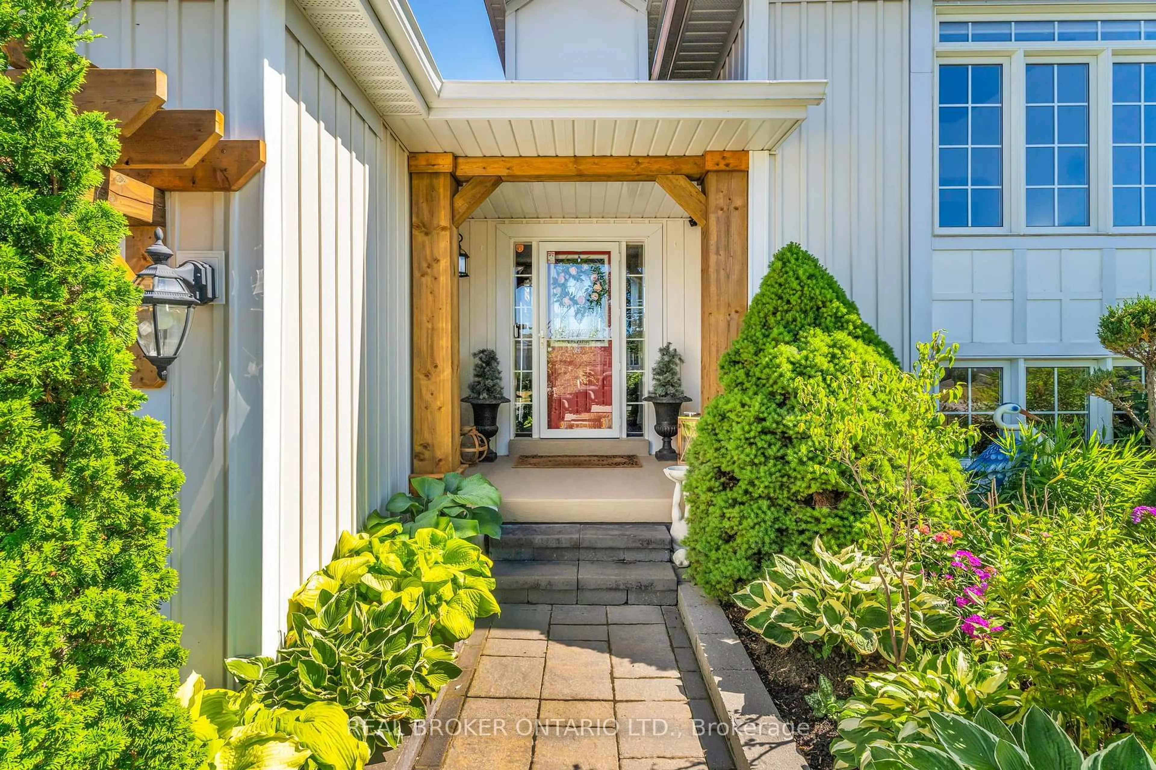 Indoor entryway for 292 Regina St, Clearview Ontario L0M 1S0