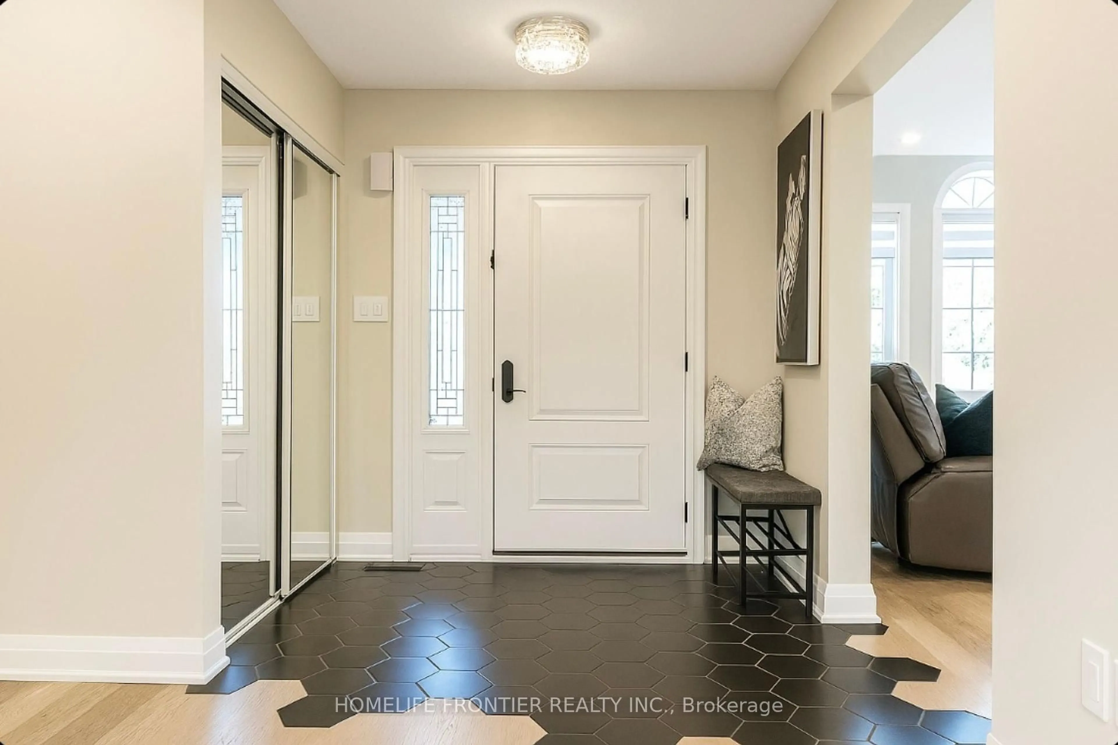 Indoor entryway for 41 White Elm Rd, Barrie Ontario L4N 0E5