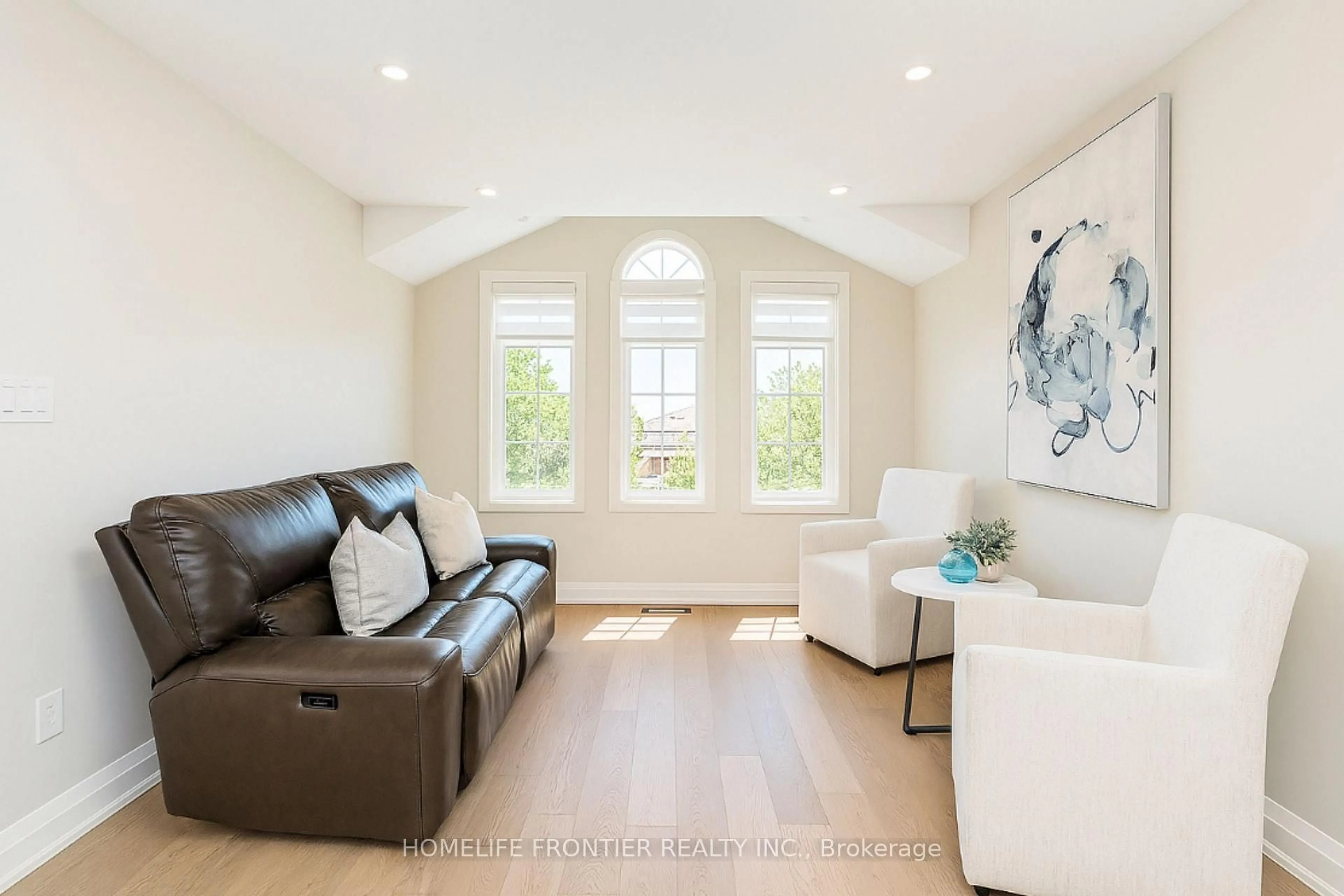Living room with furniture, wood/laminate floor for 41 White Elm Rd, Barrie Ontario L4N 0E5
