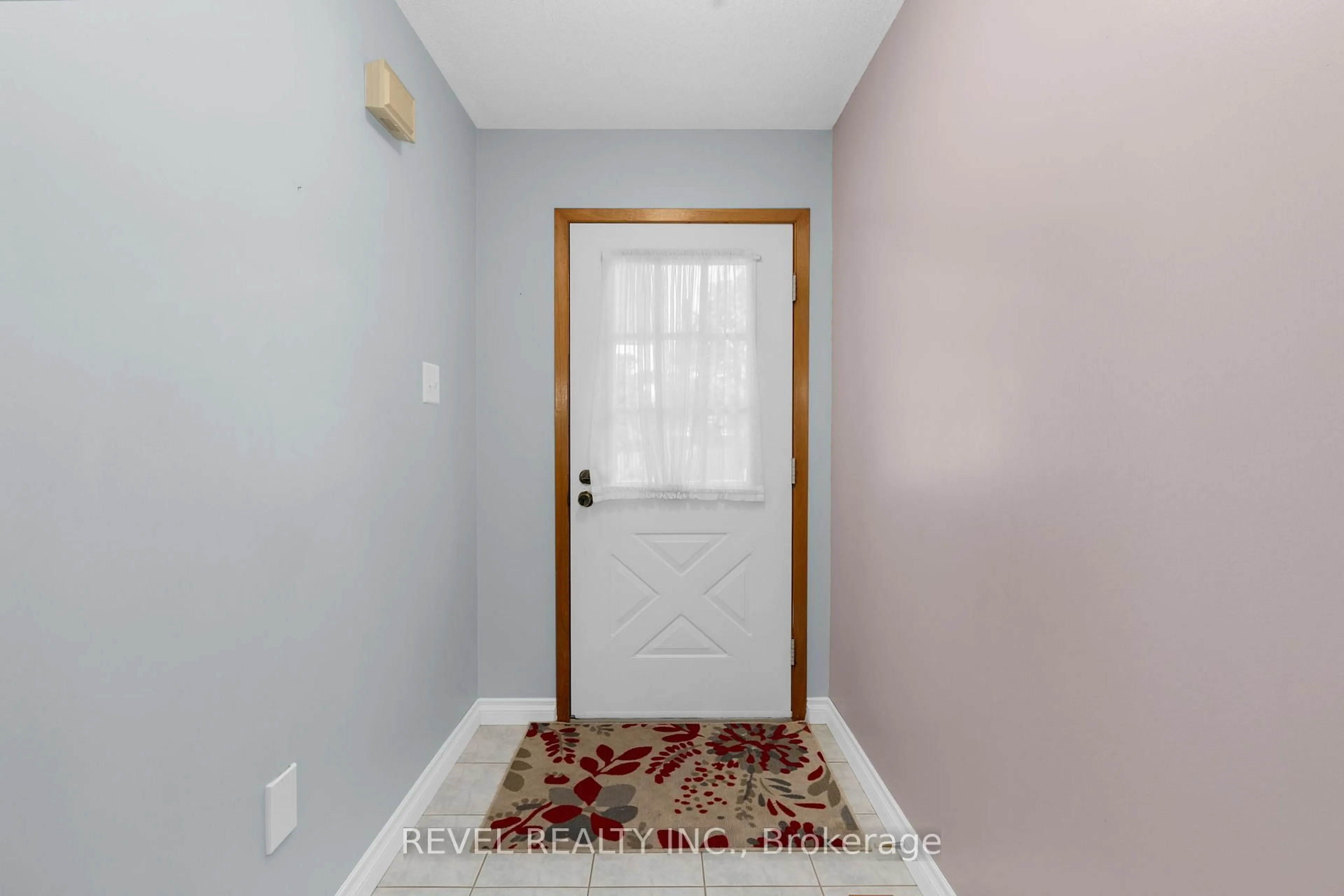 Indoor entryway for 70 Lillian Cres, Barrie Ontario L4N 5H7
